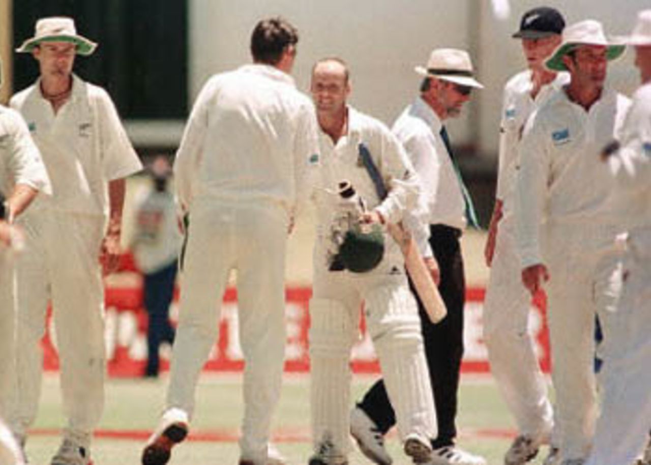 Gary Kirsten shakes hands with Stephen Fleming after the home team won the Test series, New Zealand in South Africa, 2000/01, 2nd Test, South Africa v New Zealand, Crusaders Ground, St George's Park, Port Elizabeth, 30Nov-04Dec 2000 (Day 4).
