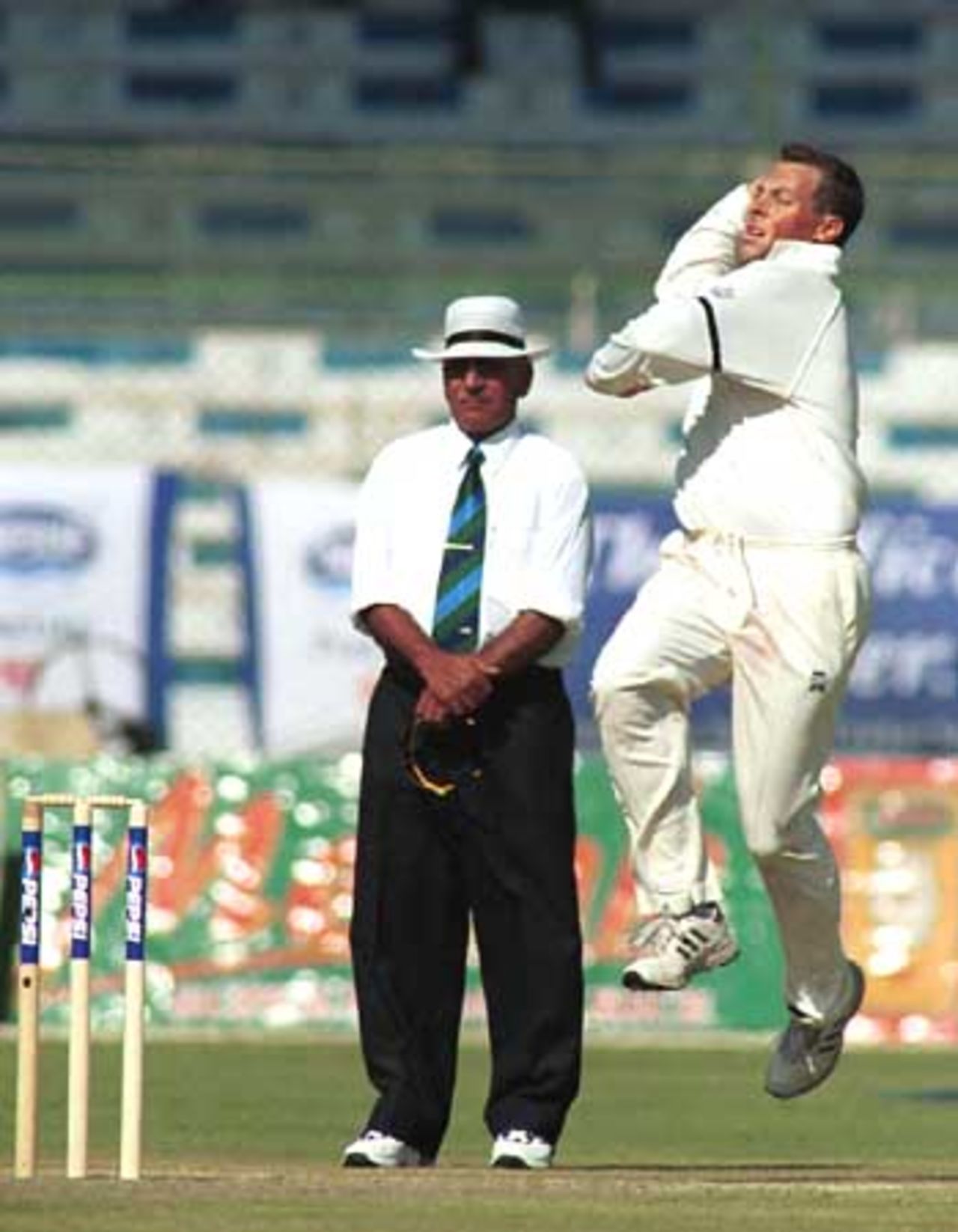 Trescothick in his bowling stride, Day 1, 3rd Test Match, Pakistan v England at Karachi, 7 Dec-11 Dec 2000.