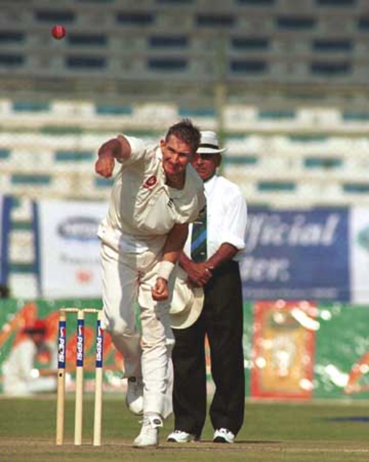 Caddick as he delivers the ball, Day 1, 3rd Test Match, Pakistan v England at Karachi, 7 Dec-11 Dec 2000.