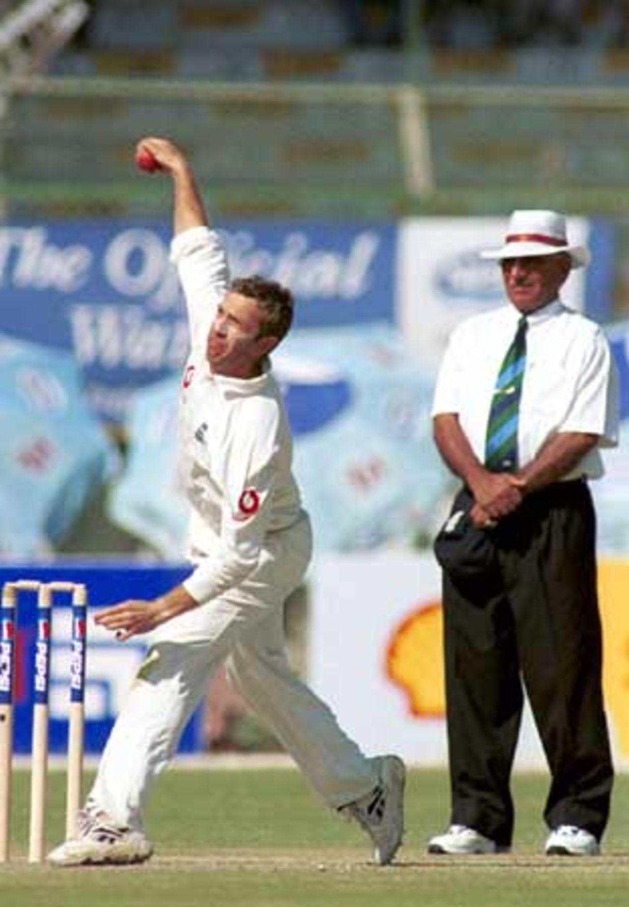 About to deliver the ball - Salisbury in his bowling stride, Day 2, 3rd Test Match, Pakistan v England at Karachi, 7 Dec-11 Dec 2000.