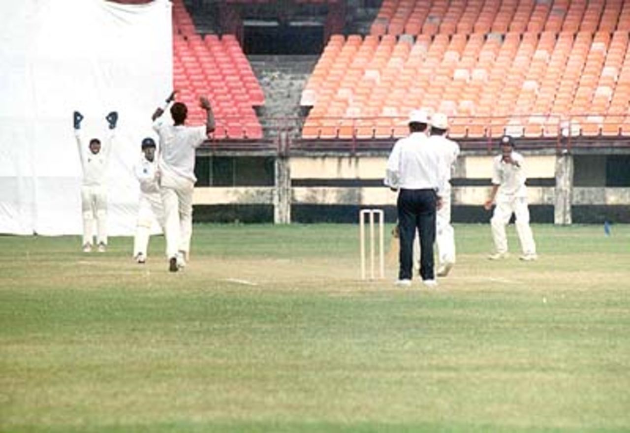 Ganesh appeals against MP Sorab. Ranji Trophy South Zone League 2000/01, Kerala v Karnataka, Nehru Stadium, Kochi, 22-25 November 2000