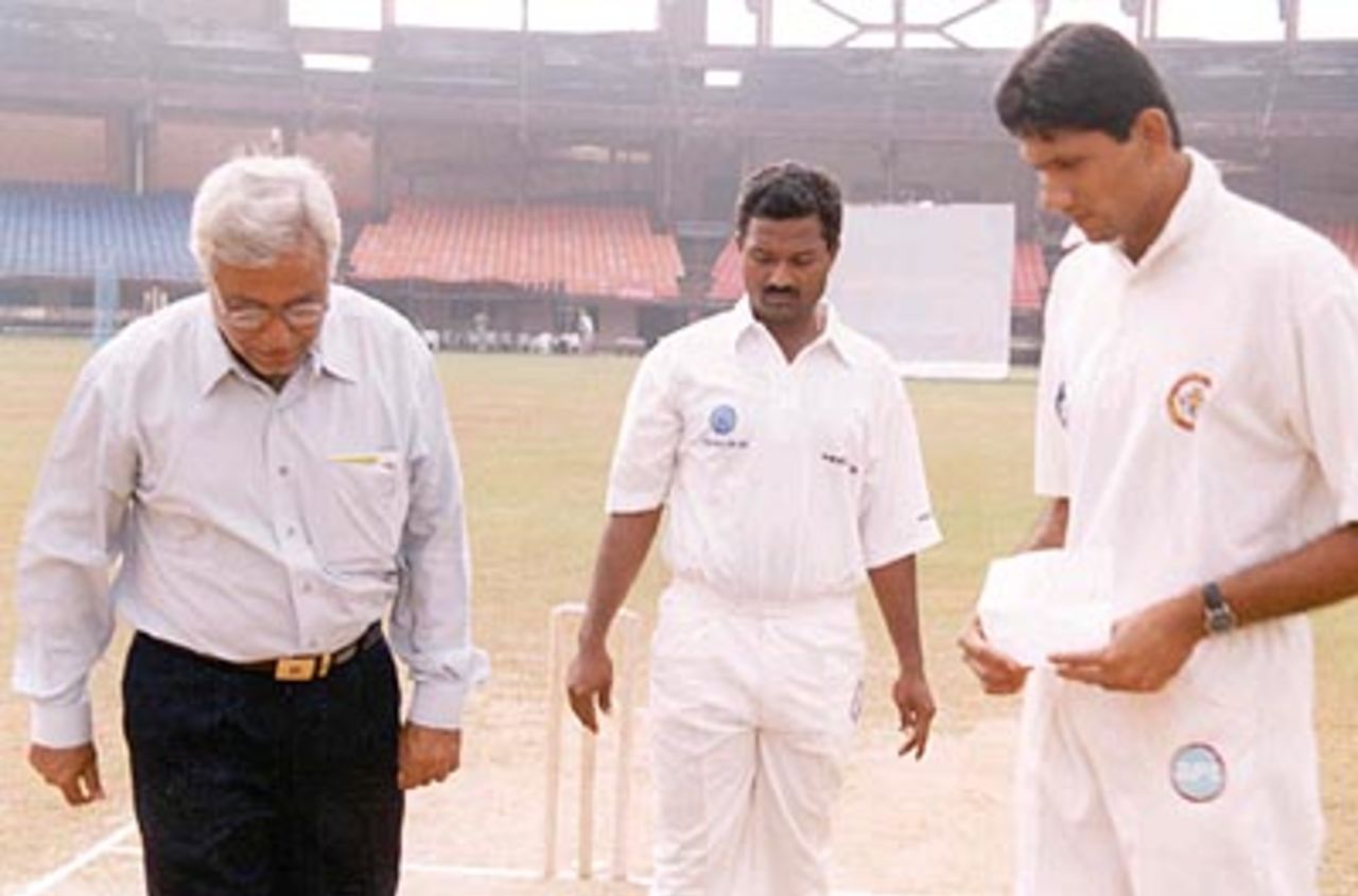 Anantha Padmanabhan and BKV Prasad at the toss. Ranji Trophy South Zone League 2000/01, Kerala v Karnataka, Nehru Stadium, Kochi, 22-25 November 2000