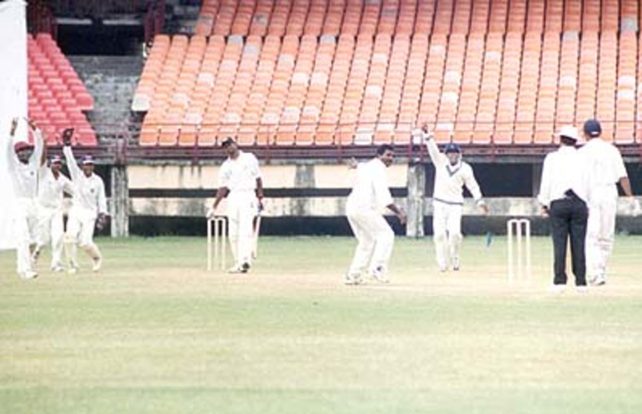 AnanthaPadmanabhan and his team appeal for B Akhil's caught behind. Ranji Trophy South Zone League 2000/01, Kerala v Karnataka, Nehru Stadium, Kochi, 22-25 November 2000
