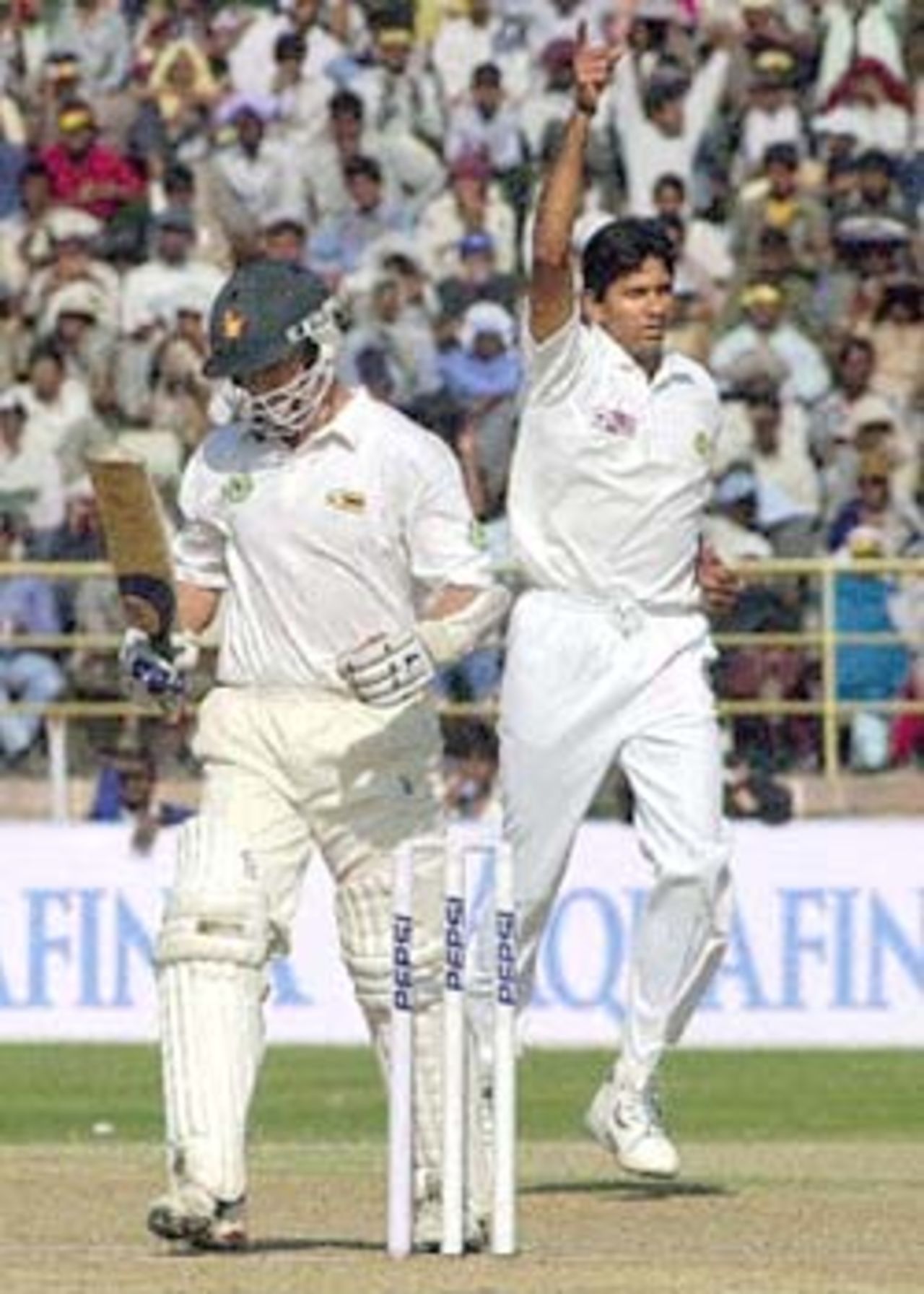 Indian pace bowler Venkatesh Prasad (R) celebrates the wicket of Zimbabwe batsman Stuart Carlisle (L) on the third one-day cricket match in Jodhpur 08 December 2000. Zimbabwe won the match by one wicket off the penultimate ball to record their fist win in the five-match series.