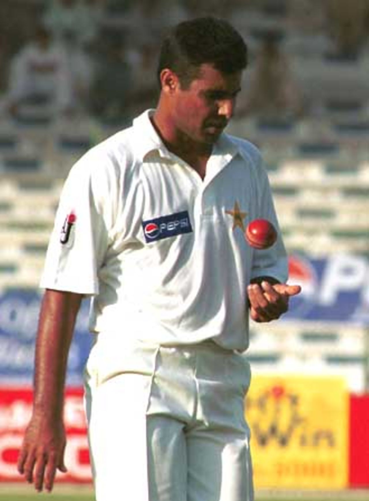 Waqar - a superb performer of hostile fast bowling, Day 3, 3rd Test Match, Pakistan v England at Karachi, 7 Dec-11 Dec 2000.