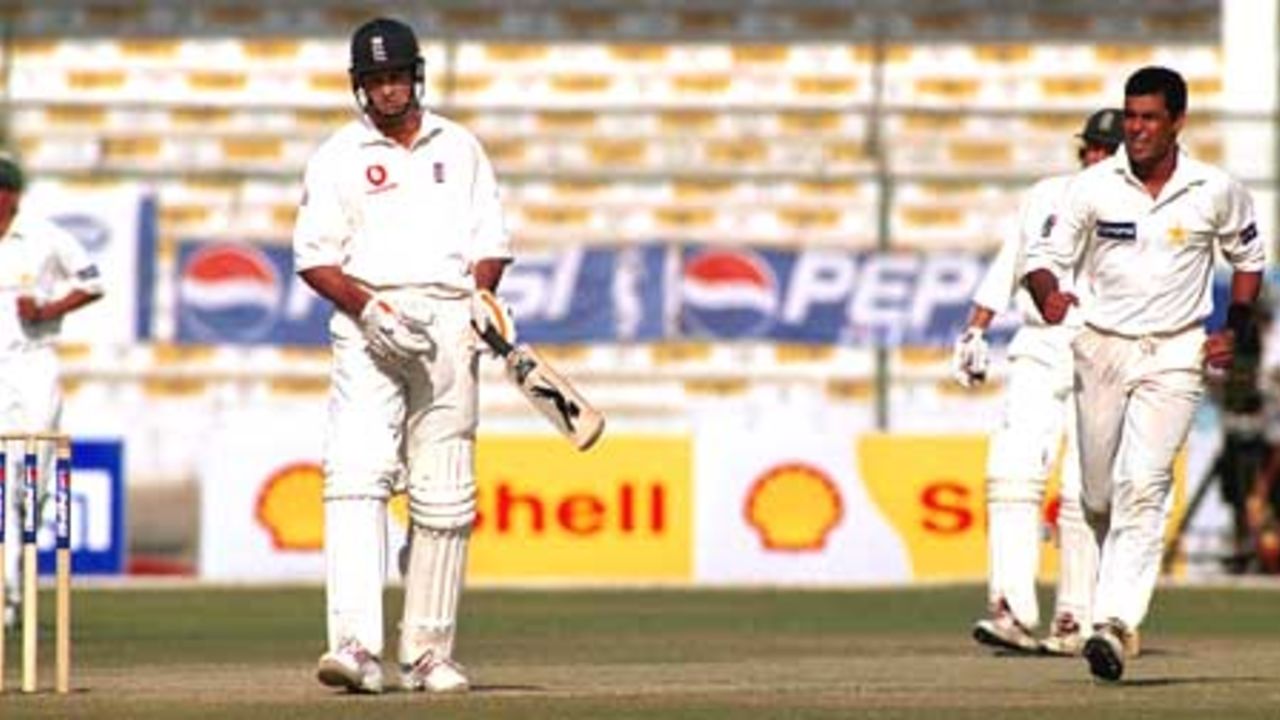 Waqar dismisses Hick for the sixth time in as many Tests, Day 4, 3rd Test Match, Pakistan v England at Karachi, 7 Dec-11 Dec 2000.