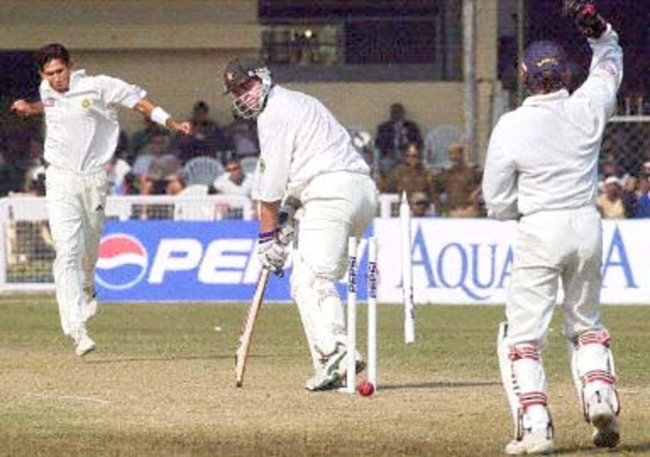 Alistair Campbell being cleaned up by Ajit Agarkar. Zimbabwe in India 2000/01, 4th One-Day International, India v Zimbabwe, Green Park Kanpur, 11 Dec 2000