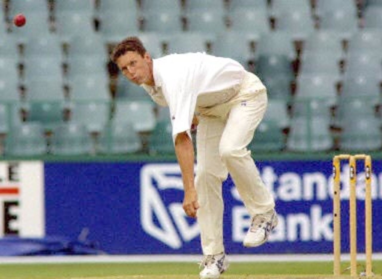 New Zealands fast bowler Shayn Oconnor releases the ball 12 December 2000 during the 5th and final day of the third and final five day cricket Test between New Zealand and South Africa , at the Wanderers cricket ground in Johannesburg.