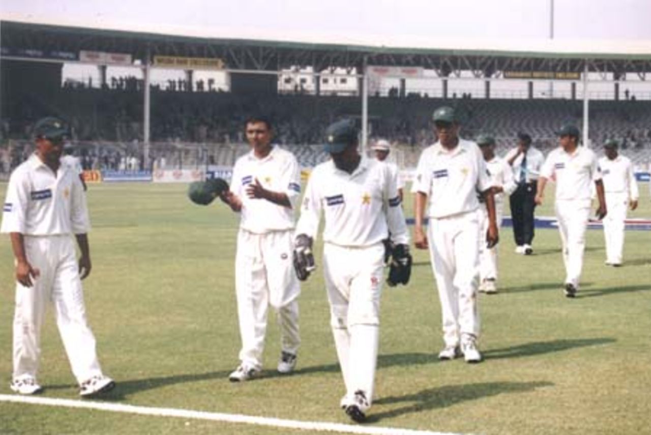 Home team returning to the pavilion, Day 4, 3rd Test Match, Pakistan v England at Karachi, 7 Dec-11 Dec 2000.