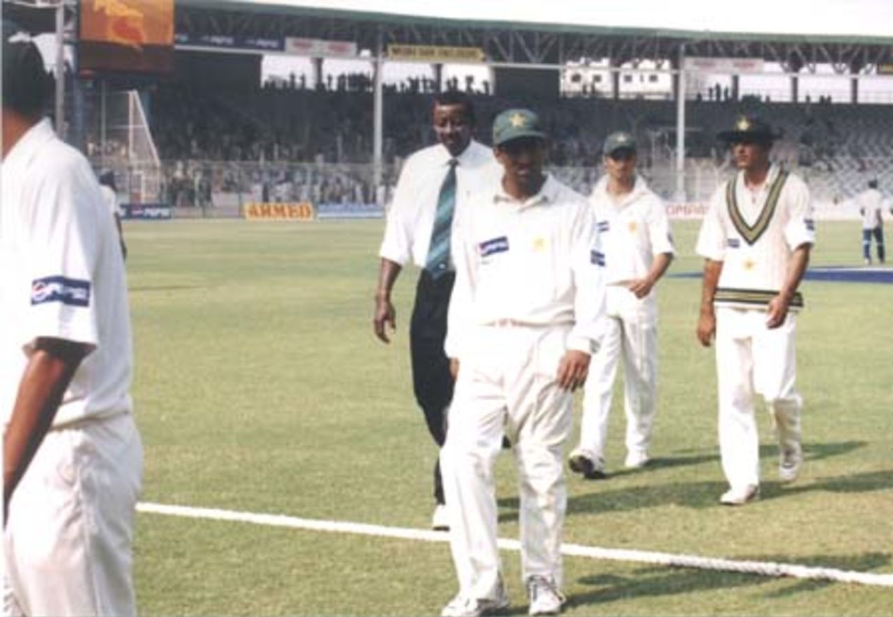 Umpire Bucknor returning to the pavilion along with the home team, Day 4, 3rd Test Match, Pakistan v England at Karachi, 7 Dec-11 Dec 2000.