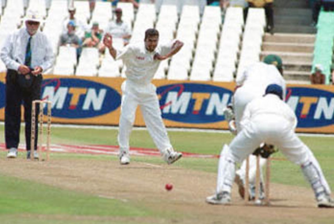 Sri Lankan offspinner Muttiah Muralitharan flights a delivery to South African batsman Jacques Kallis on the first day of the first Test match between South Africa and Sri Lanka at Durban's Kingsmead cricket stadium, 26 December 2000. Looking on is South African umpire Dave Orchid.