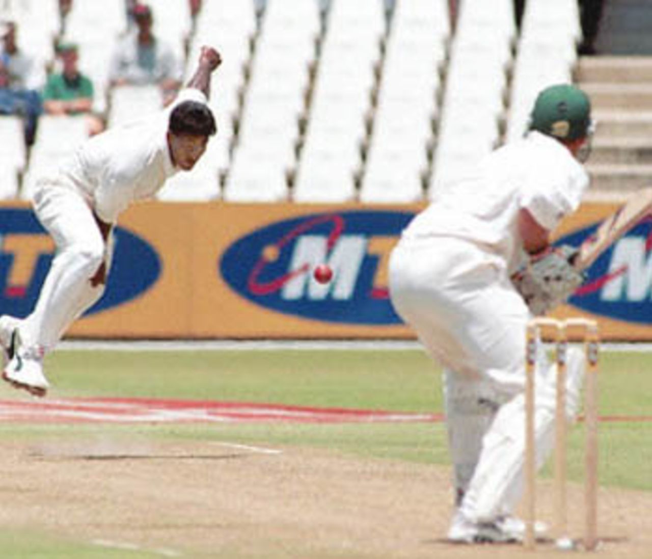 Sri Lankan Dilhari Fernando bowls to South African batsman Jacques Kallis during the first day of the first cricket Test match between South Africa and Sri Lanka being played at Durban's Kingsmead cricket stadium on 26 December 2000.