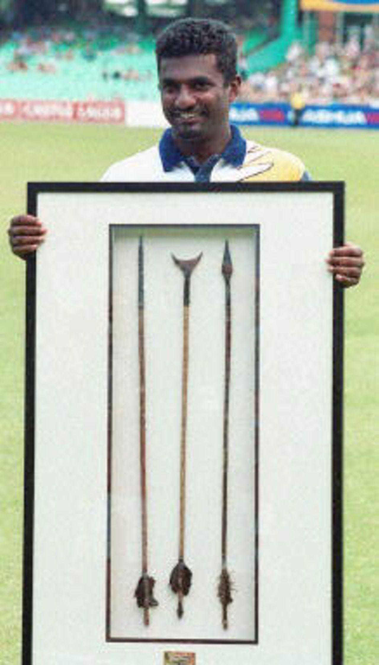 Sri Lankan off spinner Muttiah Muralitharan receives a special commemorative award for his 300th wicket in international Test matches at Durban's Kingsmead stadium 30 December 2000. The match between South Africa and Sri Lanka ended in a draw.