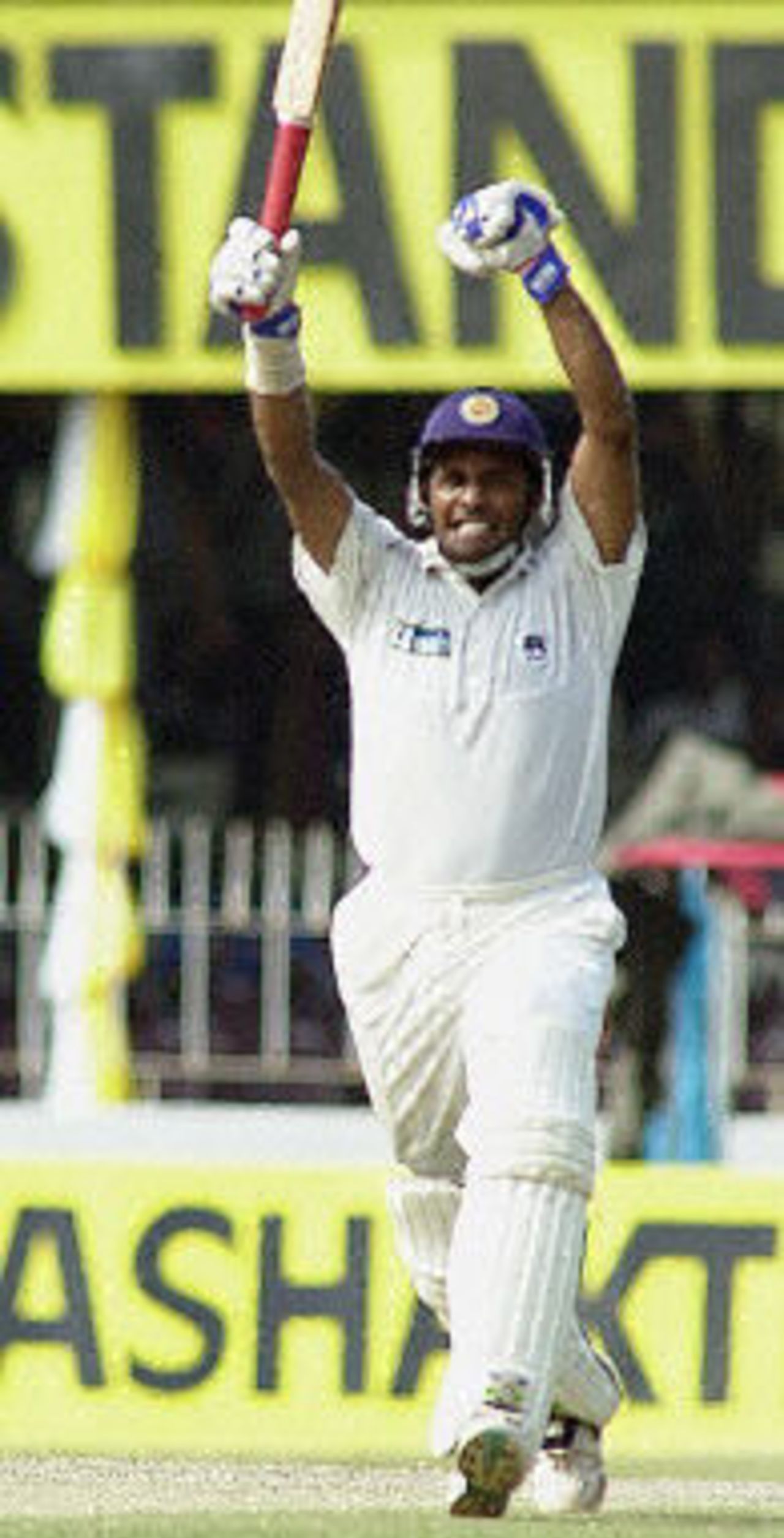Hashan Tillakaratne acknowledges the crowd after completing his  nineth Test century