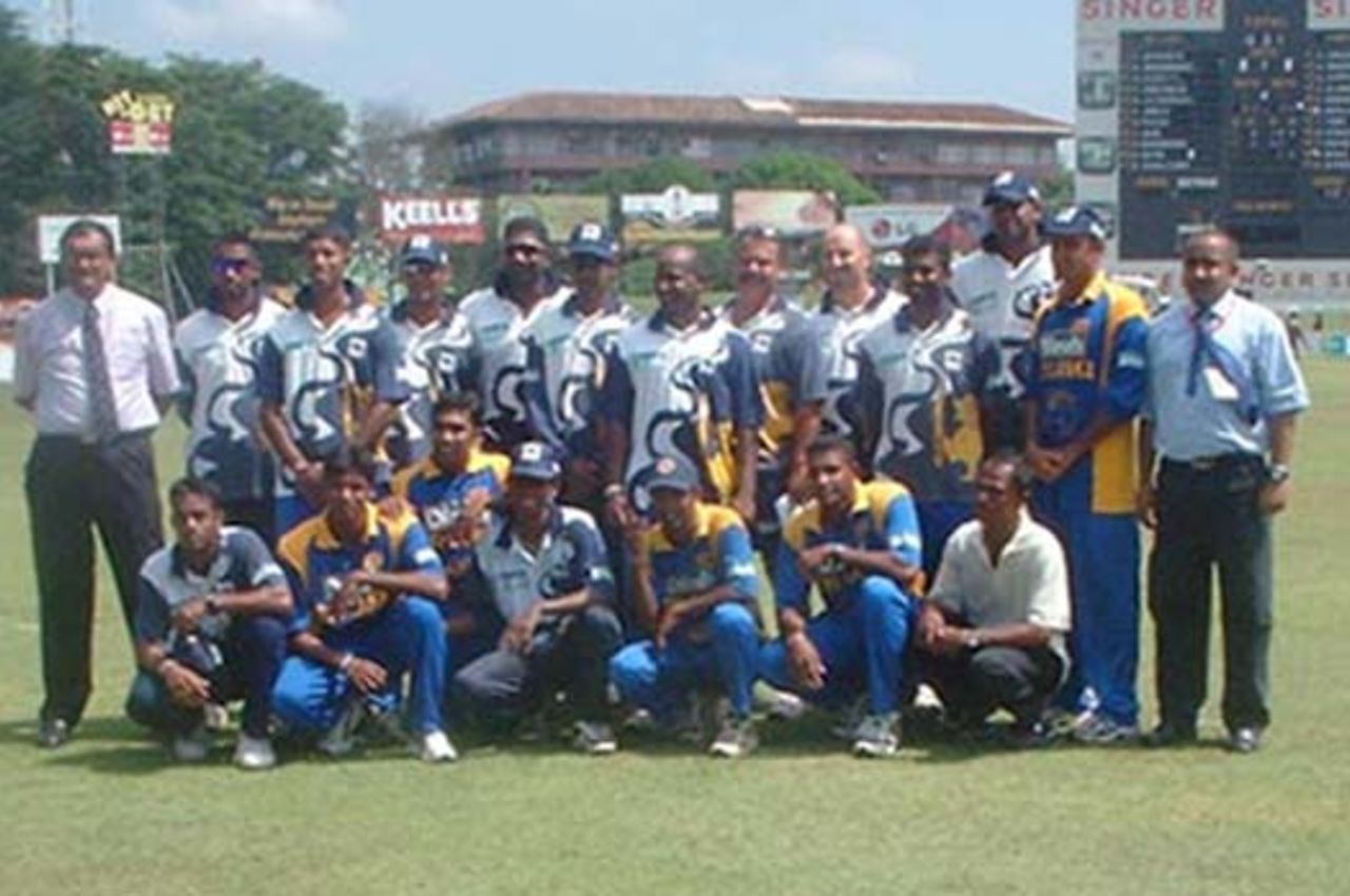 1st Match: Sri Lanka v Zimbabwe at Sinhalees Sports Club in Colombo LG Abans Triangular Series Dec 2001.