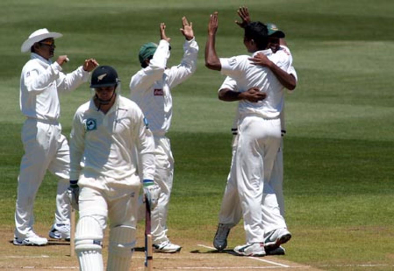 Bangladesh bowler Manjural Islam (right, facing away) celebrates with team-mates after dismissing New Zealand batsman Matt Horne (second from left), caught behind by wicket-keeper Khaled Mashud for 38. 2nd Test: New Zealand v Bangladesh at Basin Reserve, Wellington, 26-30 Dec 2001 (29 December 2001).
