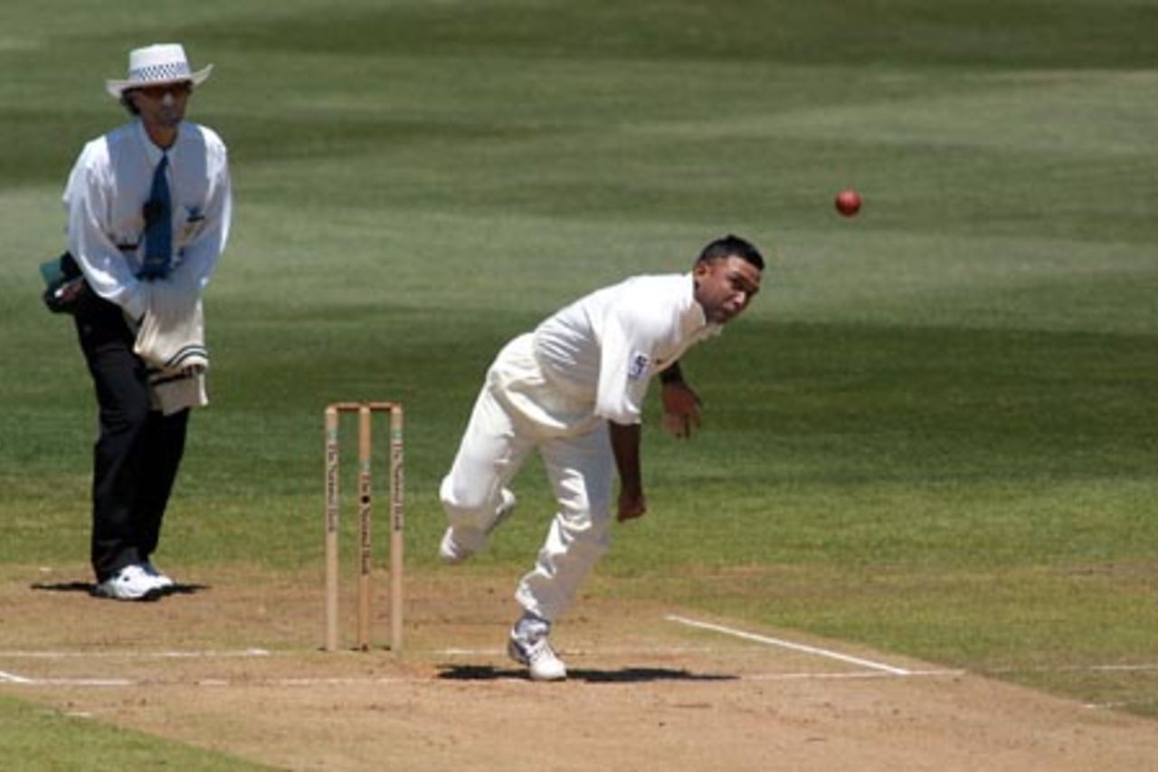 Bangladesh bowler Khaled Mahmud delivers a ball to New Zealand batsman Matt Horne. Umpire Brent Bowden looks on. 2nd Test: New Zealand v Bangladesh at Basin Reserve, Wellington, 26-30 Dec 2001 (29 December 2001).