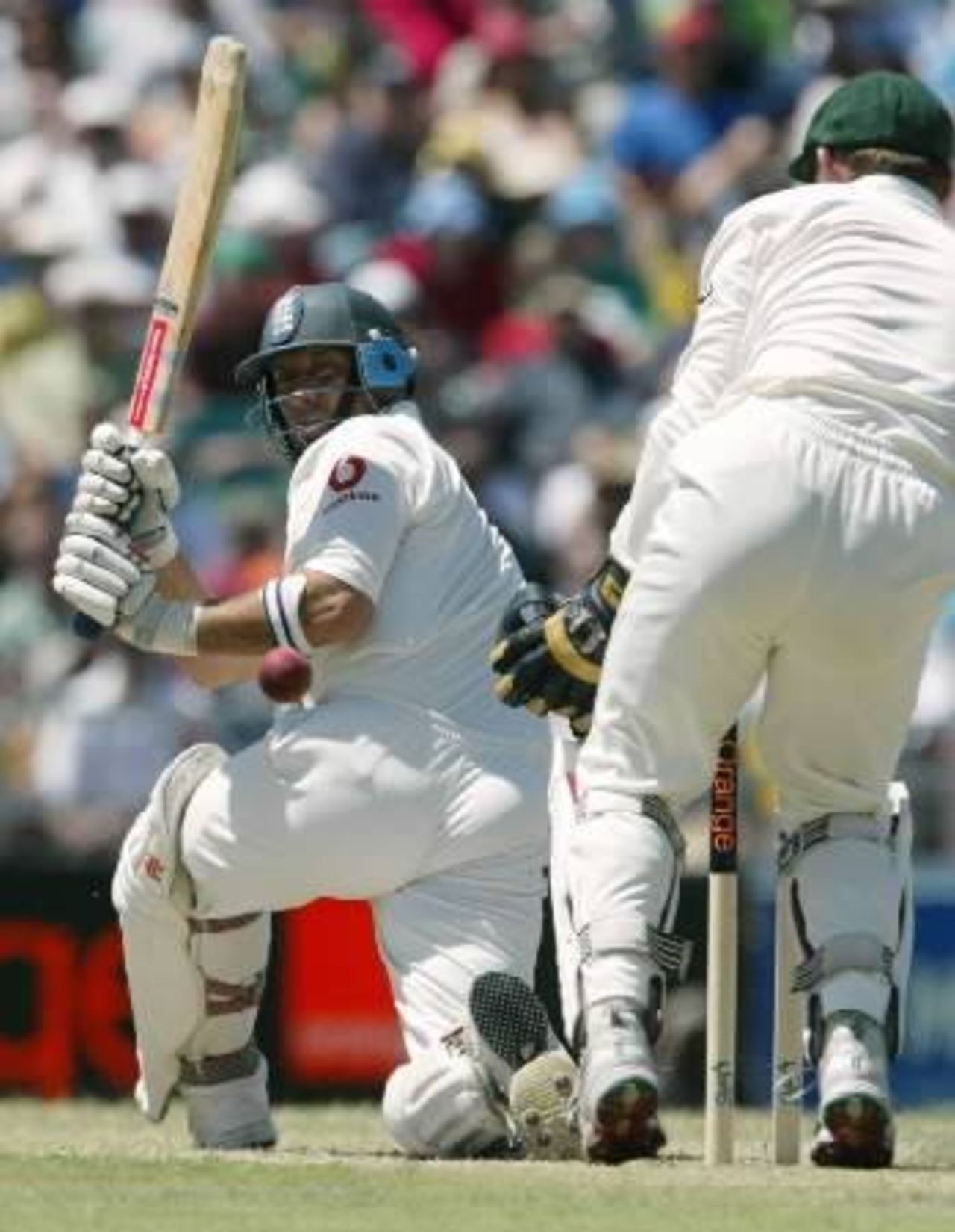 Nasser Hussain on his way to 61 against Australia in Perth, 3rd day of 3rd Ashes Test, 1 Dec 2002