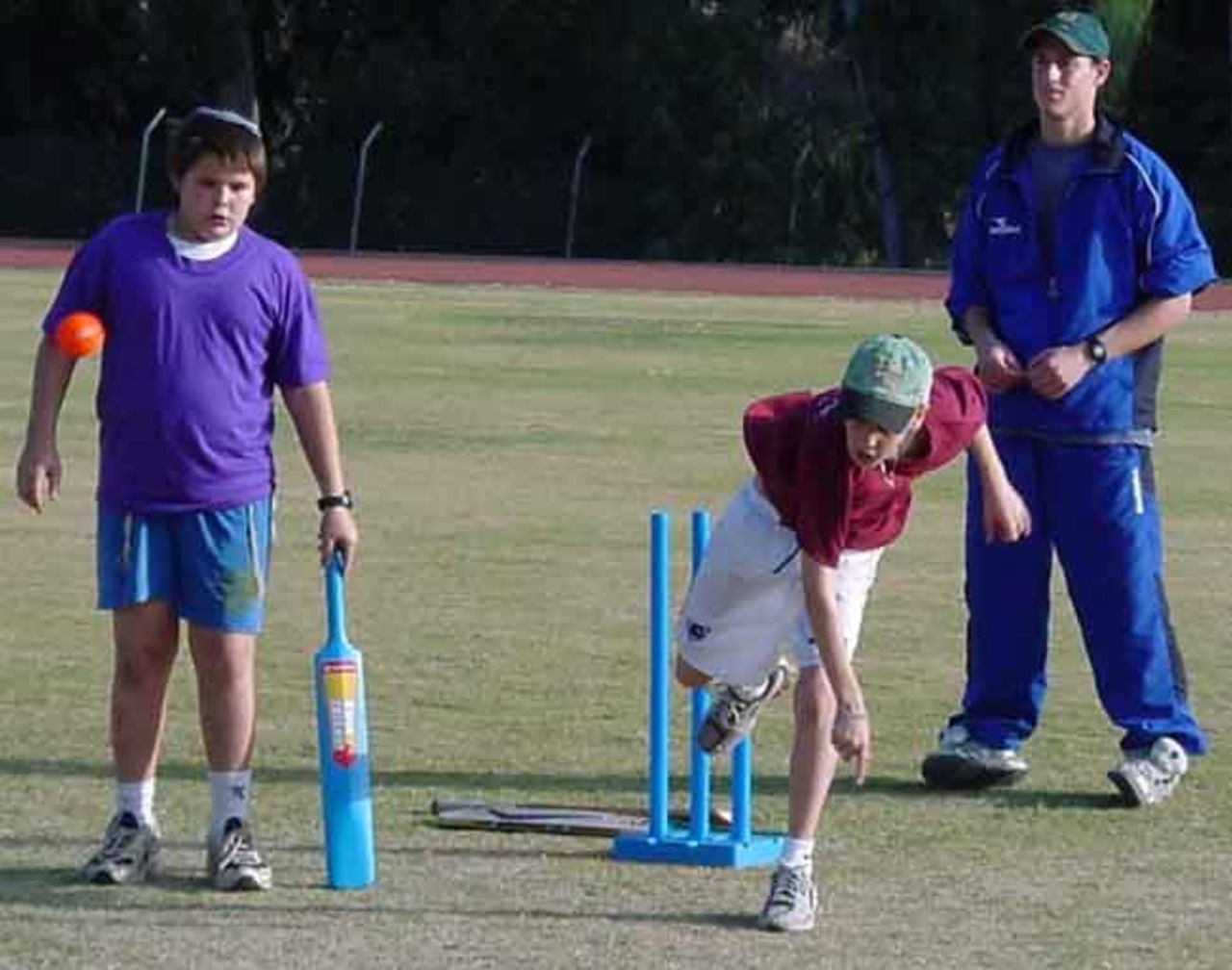 Matan Alter bowling for Ra'anana against Be'rot Yitzchak.