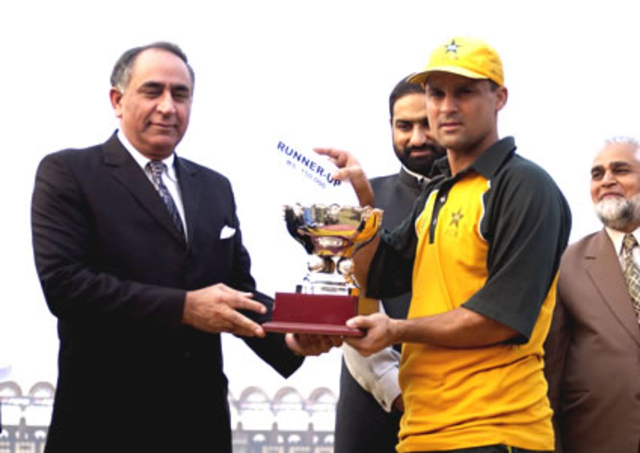 Moin Khan receives runners-up trophy, Ramadan Cup final, Mobile Zone XI v Dewan-e-Khas XI, Gaddafi Stadium, 28 November 2002