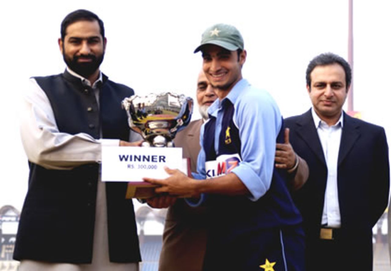 Imran Nazir receives Ramadan Cup for the Mobile Zone XI team, Ramadan Cup final, Mobile Zone XI v Dewan-e-Khas XI, Gaddafi Stadium, 28 November 2002