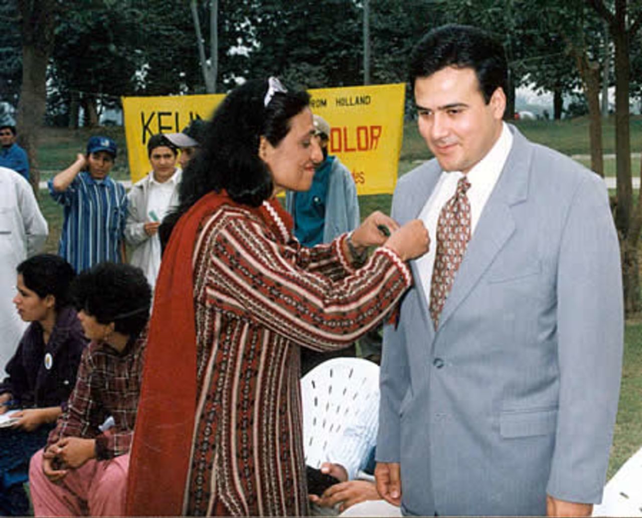 PWCA Secretary Azraa Parveen welcoming Chief Guest Zahid Bashir of PCB, NQWCT-2000, 20-25 Nov 2000, Race Course Park, Lahore