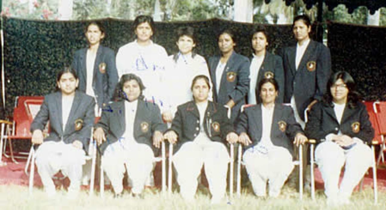 UWCC tour to Sindh, R-L Nabila Asif Sec SWCA, Azraa Parveen Sec PWCA, Attiya Amin, Raeesa Ilyas and other players, Karachi, 1982