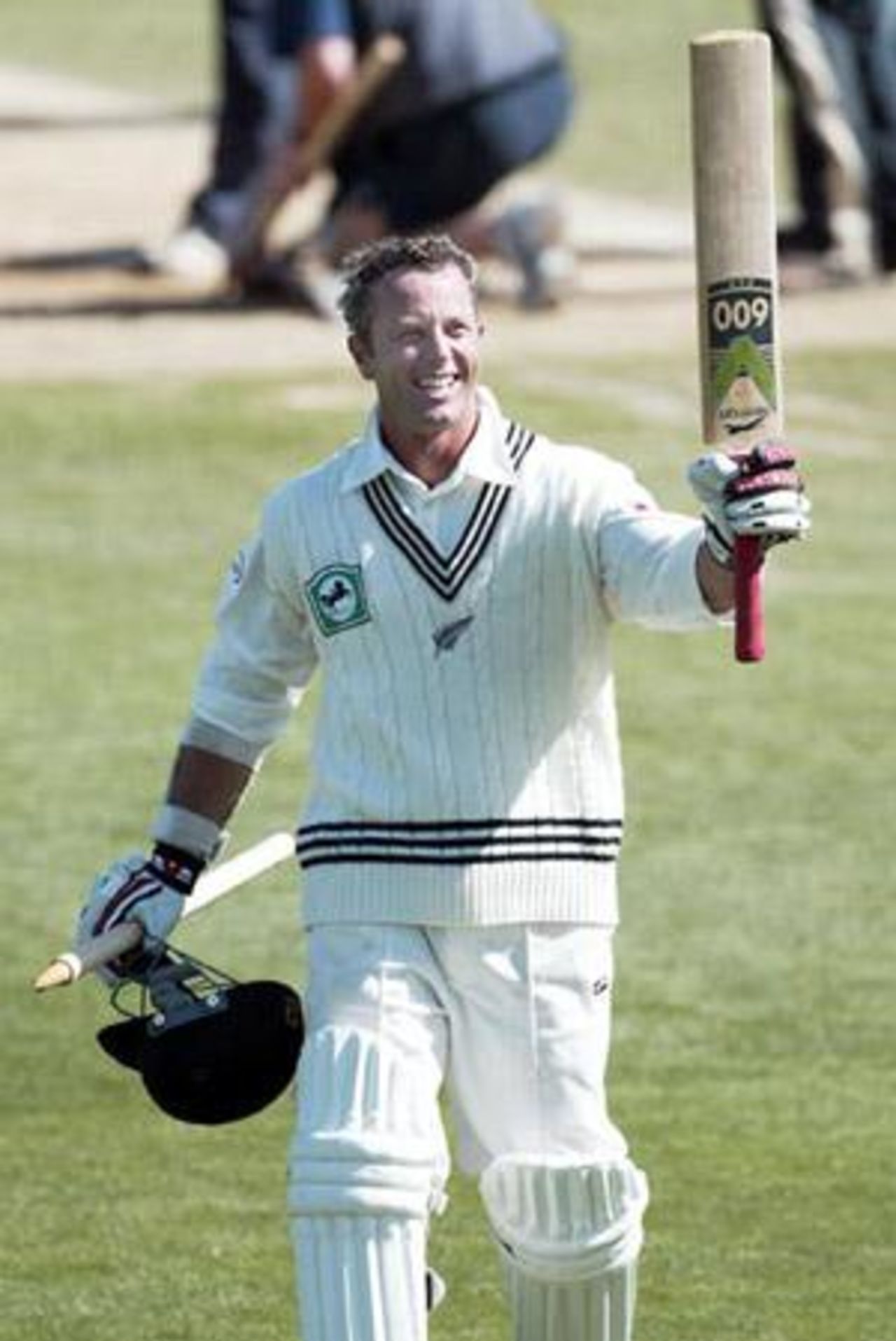 New Zealand batsman Mark Richardson raises his bat to acknowledge the crowd as he leaves the field after New Zealand won the match, beating India by 10 wickets. Richardson scored 14 not out in his second innings and hit the winning runs. 1st Test: New Zealand v India at Basin Reserve, Wellington, 12-16 December 2002 (14 December 2002).