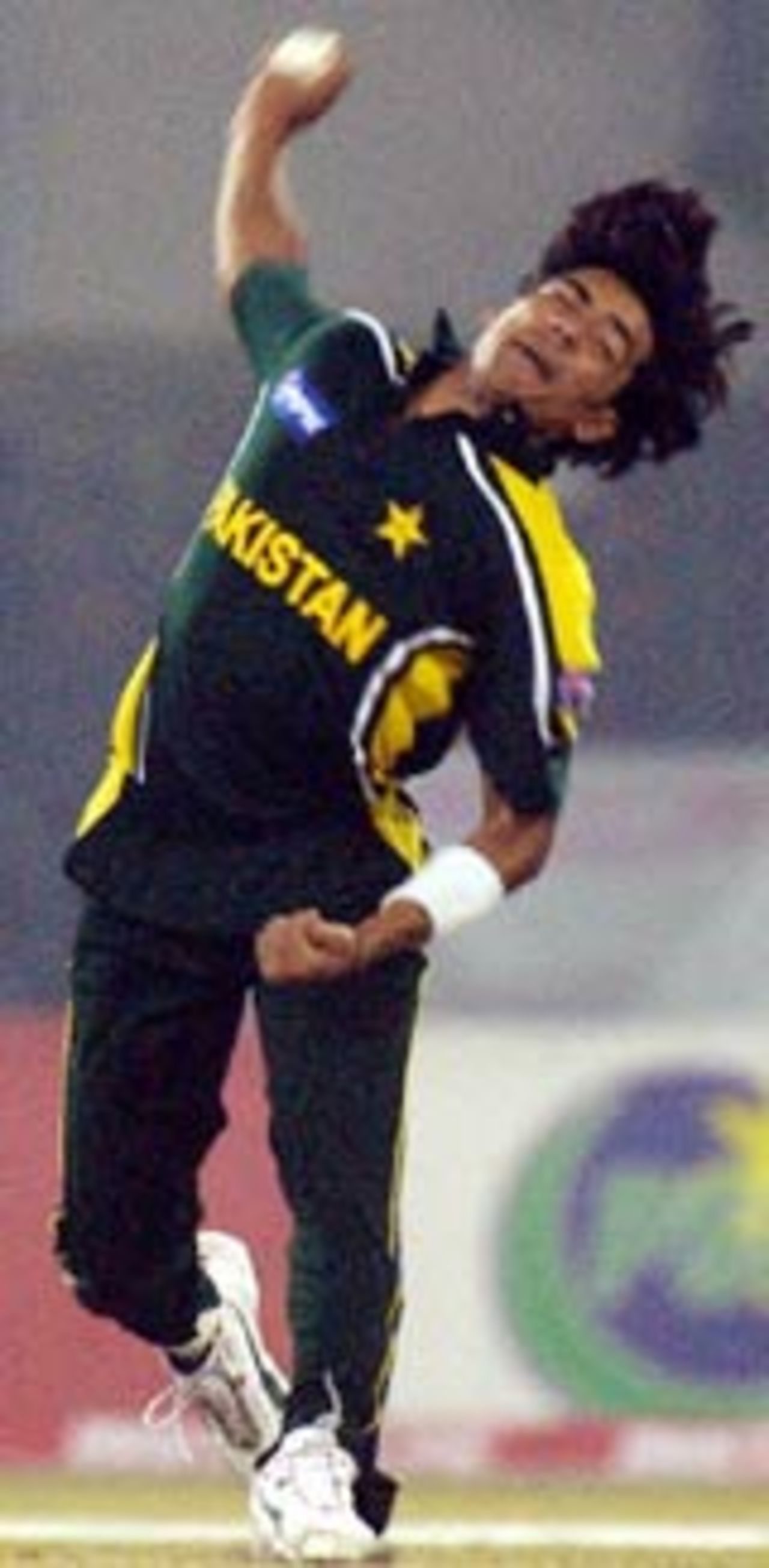 Mohammad Sami lets it rip, Pakistan v New Zealand, 2nd ODI, Lahore, December 1, 2003