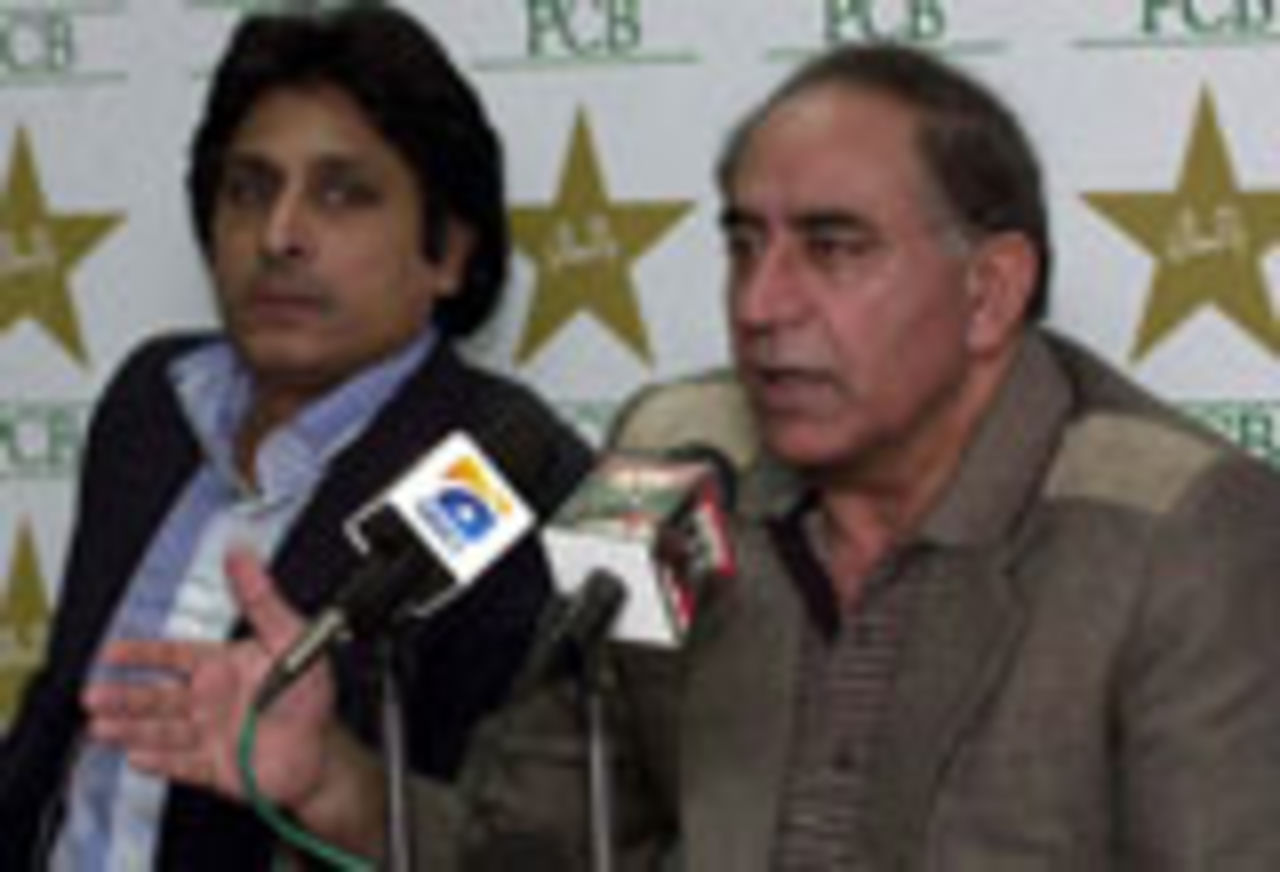 PCB charman Lt Gen (Retd) Tauqir Zia (Right) announces his resignation flanked by Rameez Raja, Gaddafi Stadium Lahore, December 1, 2003