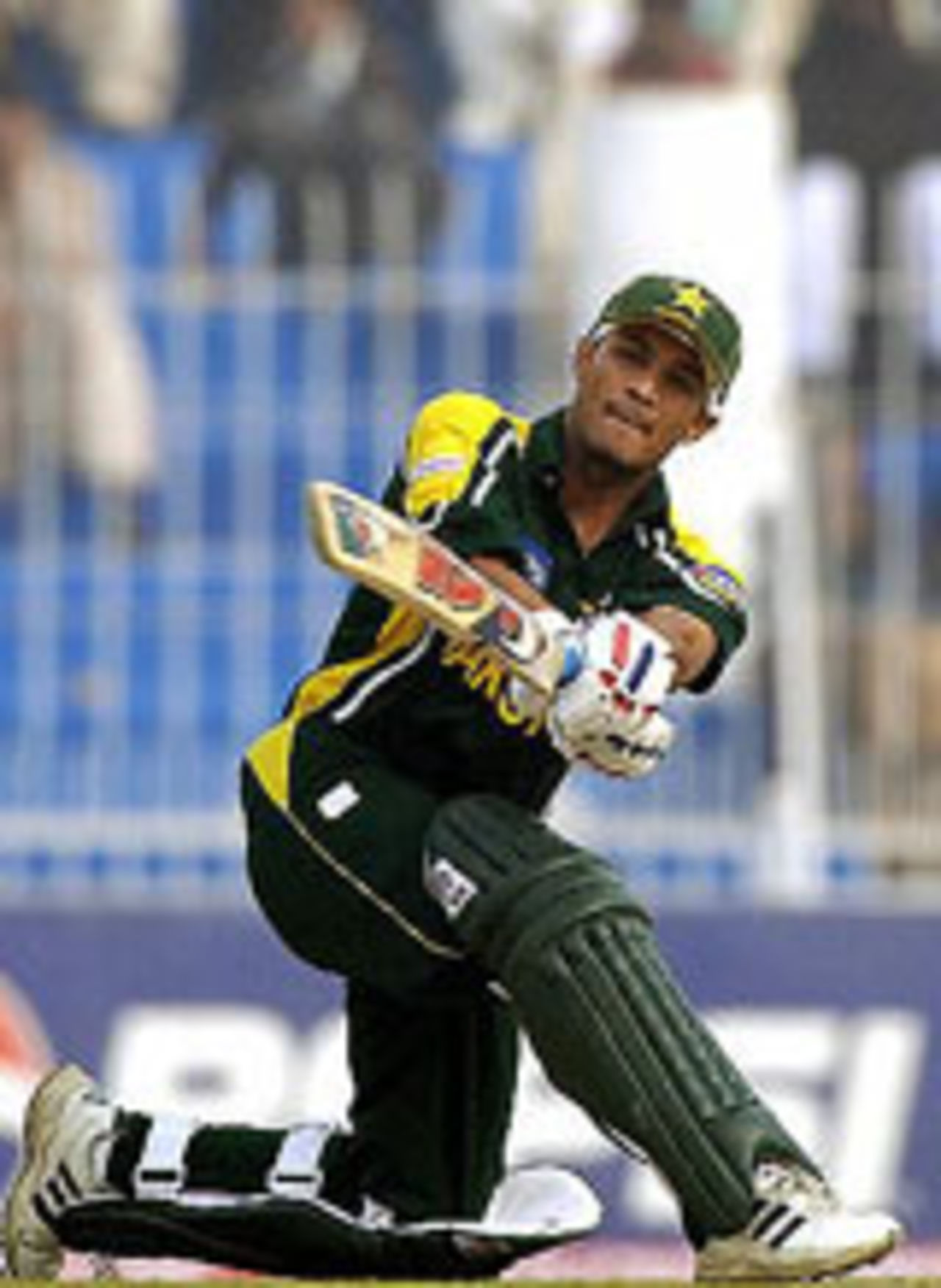Imran Farhat sweeps, Pakistan v New Zealand, 3rd ODI, Faisalabad, December 03, 2003