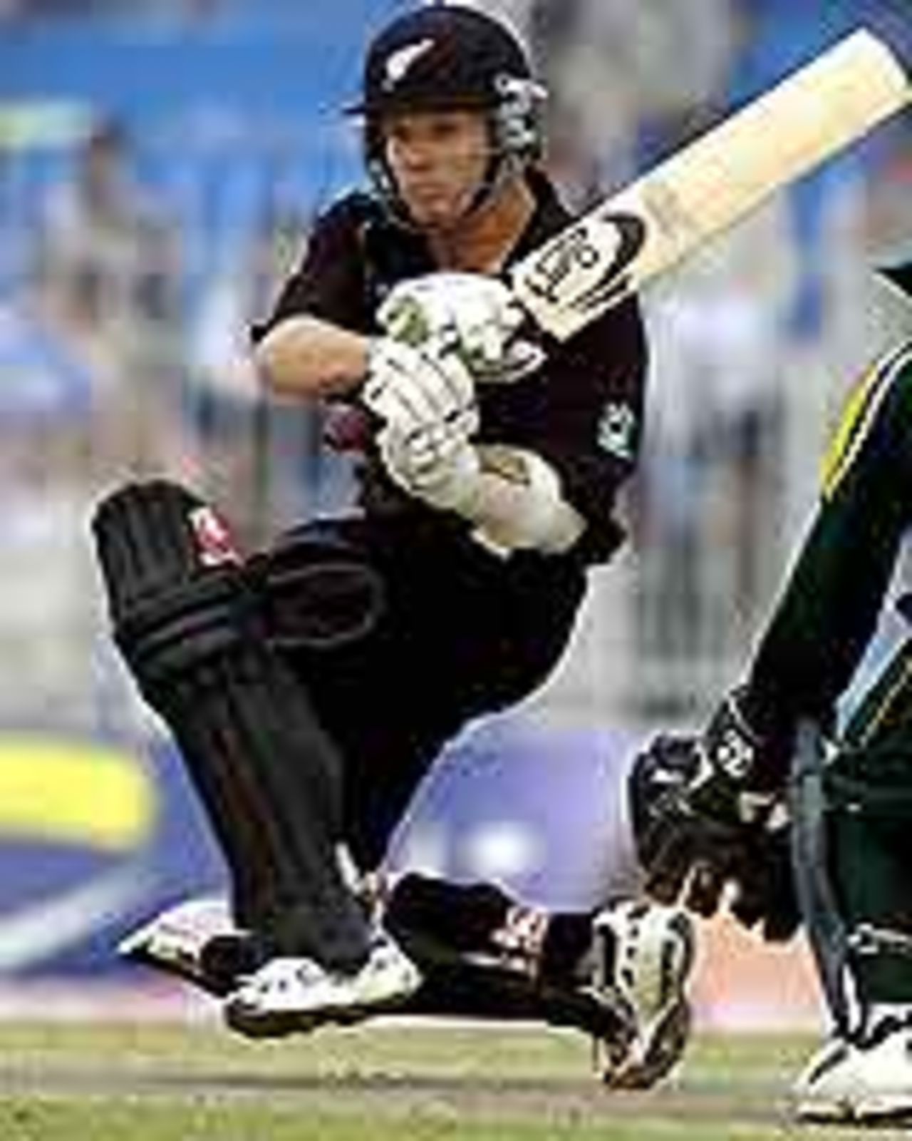 Hamish Marshall sweeps Shoaib Malik, Pakistan v New Zealand, 3rd ODI, Faisalabad, December 03, 2003