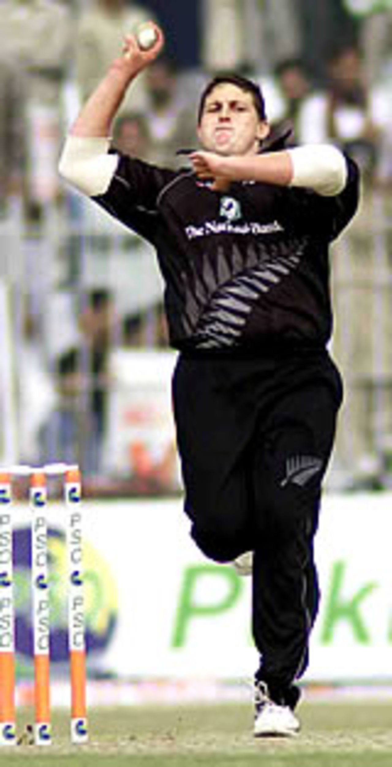 Matthew Walker in action as he picked up four late Pakistan wickets, Pakistan v New Zealand, 3rd ODI, Faisalabad, December 3, 2003.