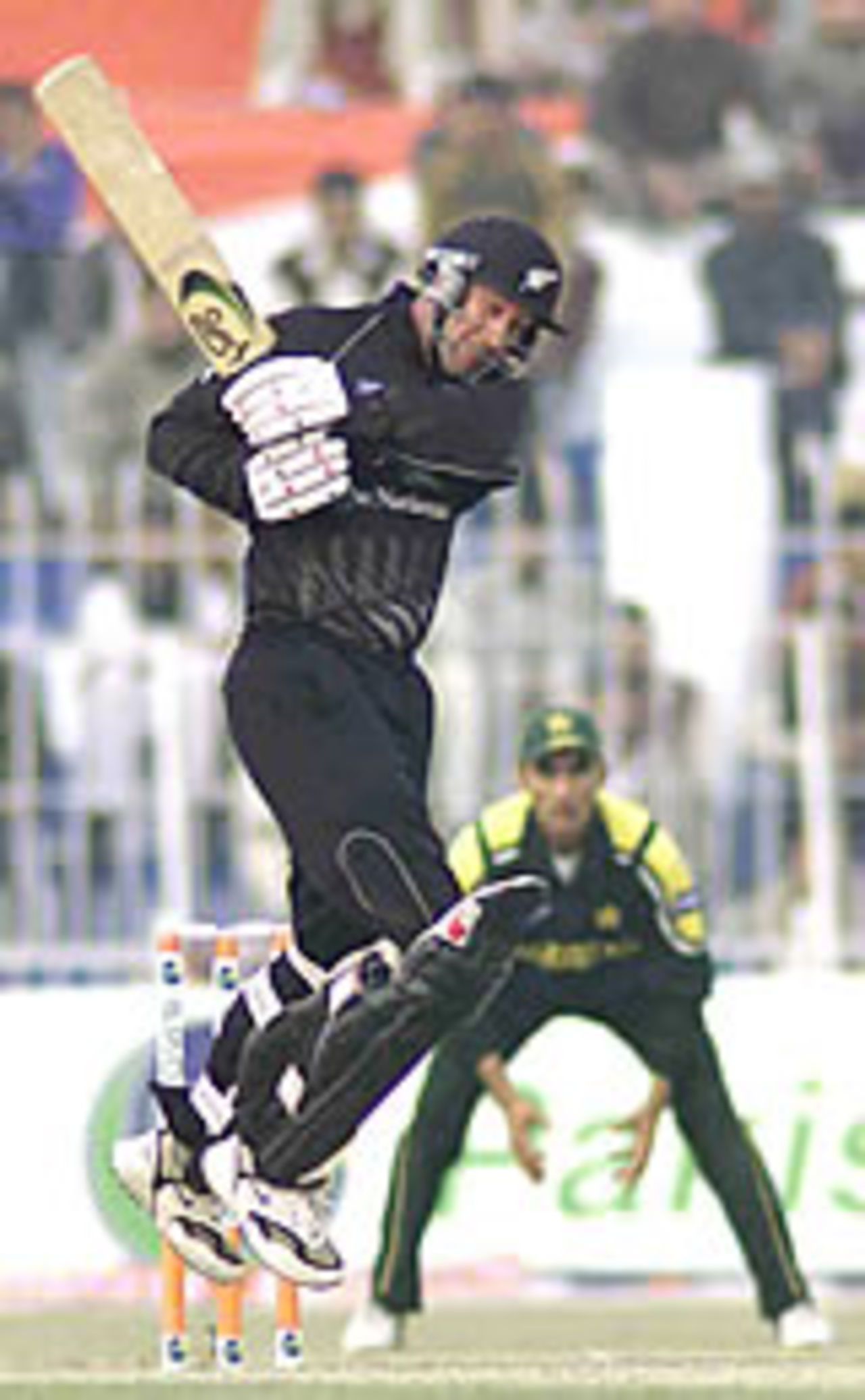 Chris Harris in action in his plucky 46-run innings, Pakistan v New Zealand, 3rd ODI, Faisalabad, December 3, 2003.