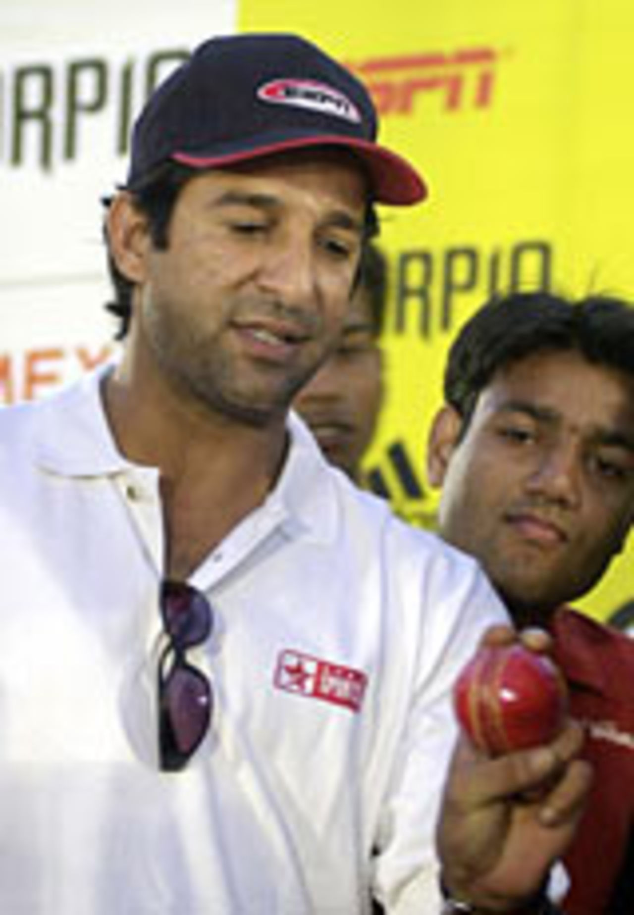 Wasim Akram gives tips on how to hold the ball, Lahore, November 20, 2003