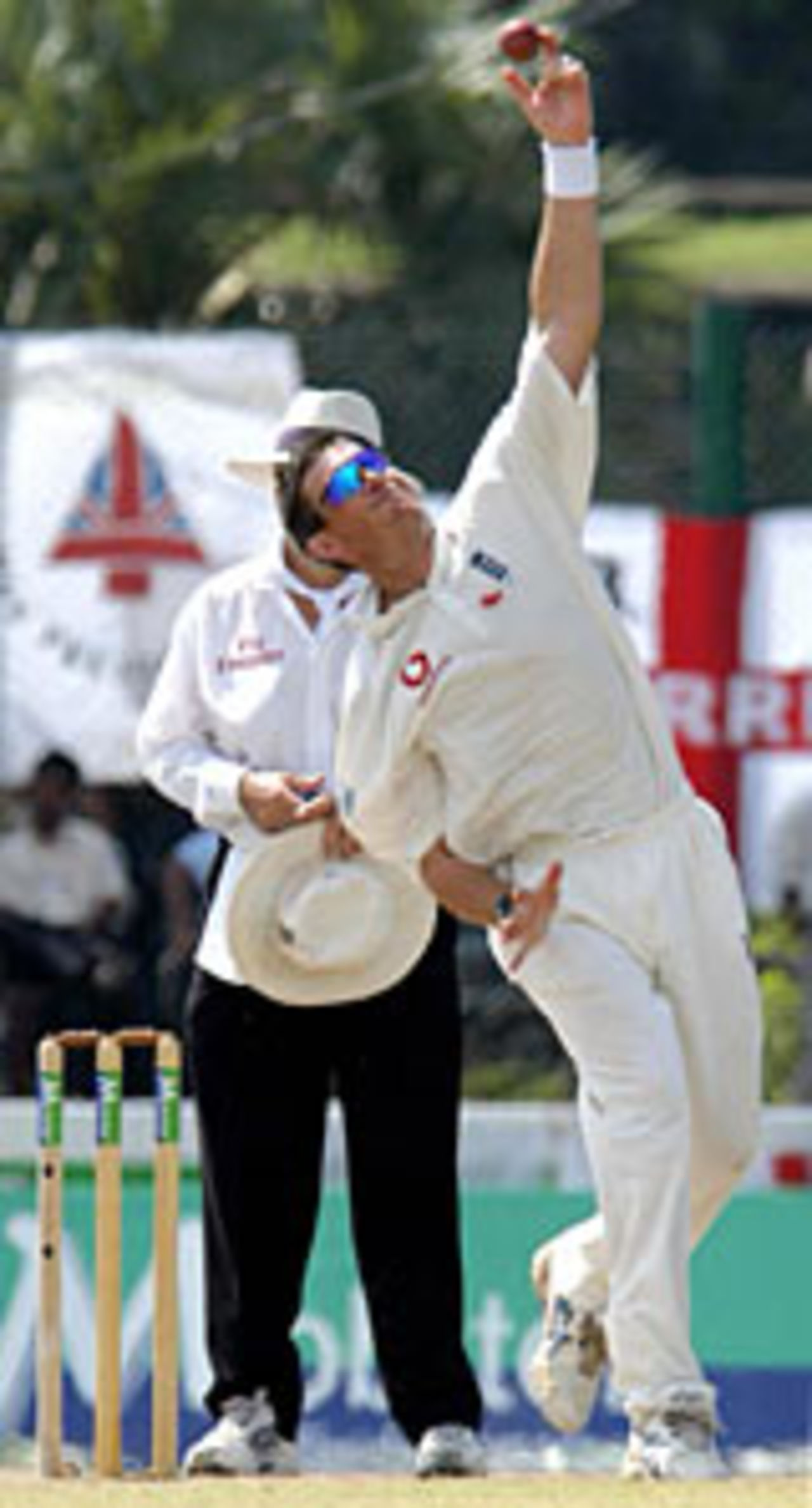 Ashley Giles bowls during Sri Lanka's second innings, Sri Lanka v England, Galle, 1st Test, December 4, 2003