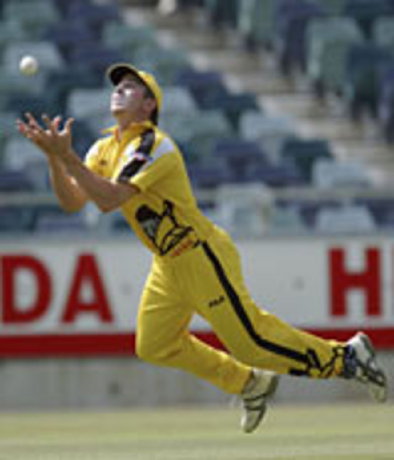 Shaun Marsh dives in vain, Western Australia v Tasmania, Perth, ING Cup, December 5, 2003