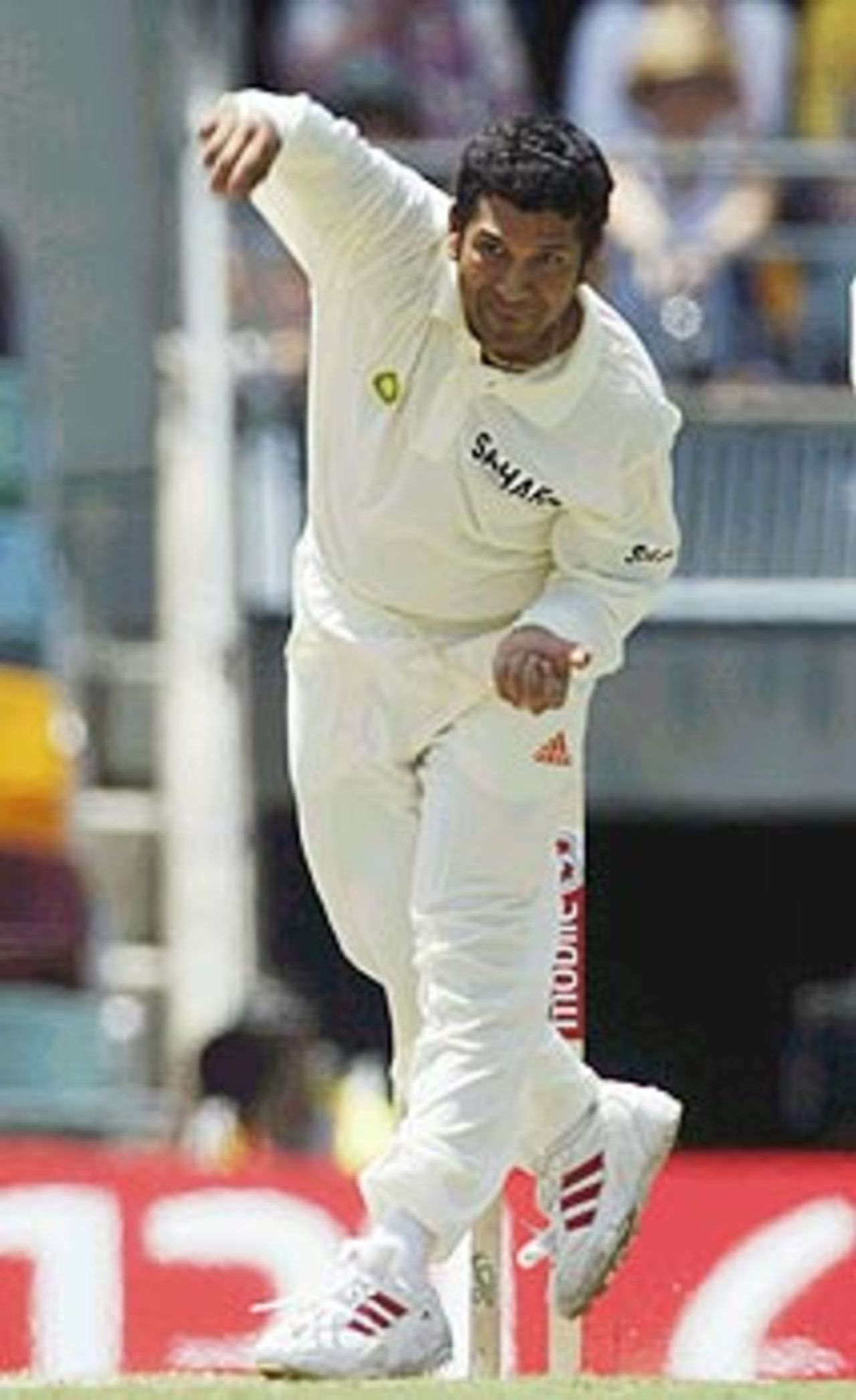 Sachin Tendulkar turns his arm over, Australia v India, 1st Test, Brisbane, 5th day, December 8, 2003