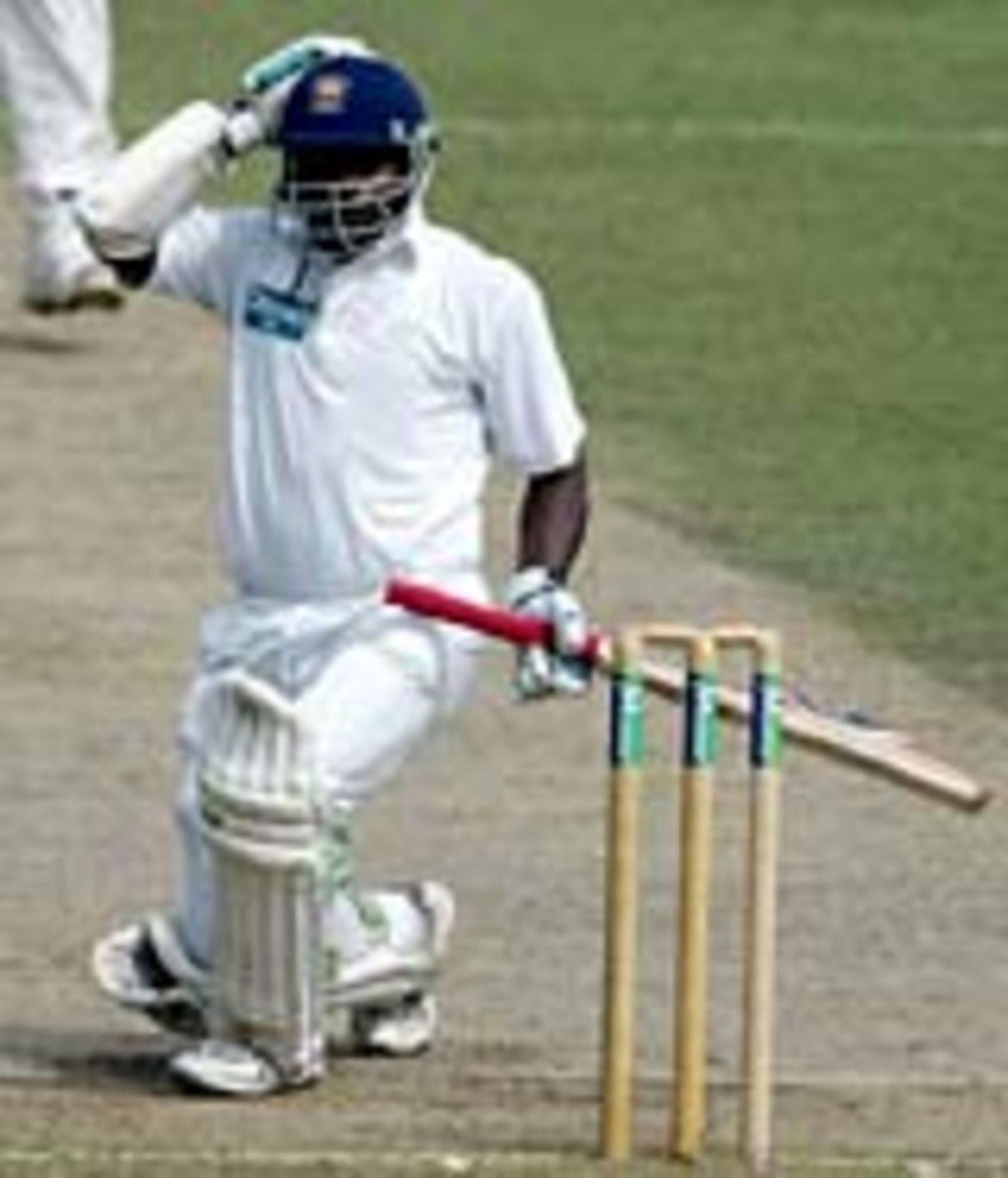 Sanath Jayasuriya is stuck on the helmet, Sri Lanka v England, 2ns Test, Galle, December 10, 2003