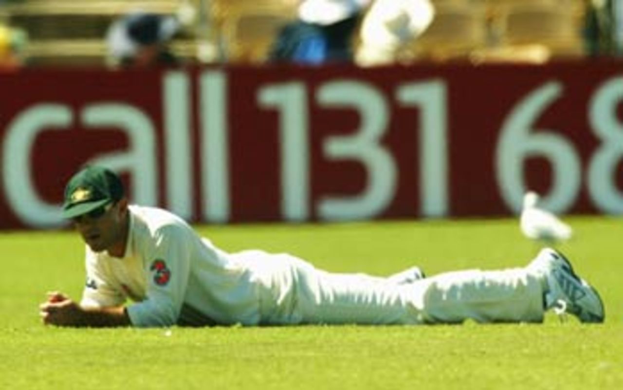 Ponting dove, but could not hold on to the catch, and Laxman was relieved, Australia v India, 2nd Test, Adelaide, 3rd day, December 14, 2003