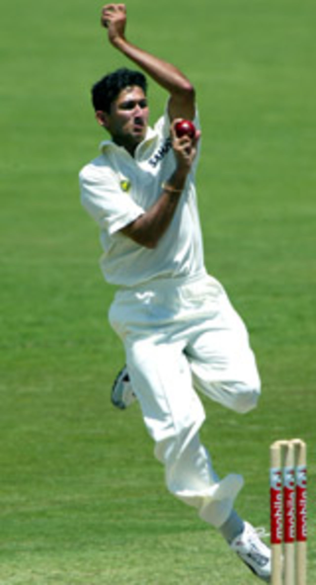 Agarkar runs in to bowl, Australia v India, 2nd Test, Adelaide, December 15, 2003