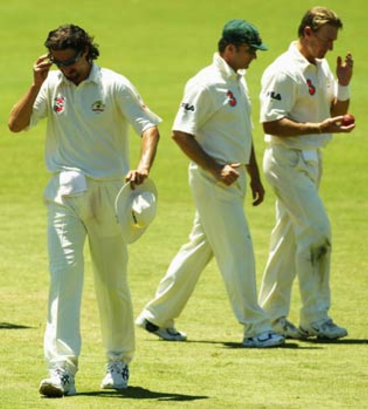 Gillespie finally strained his groin and had to leave the field, Australia v India, 2nd Test, Adelaide, 5th day, December 16, 2003