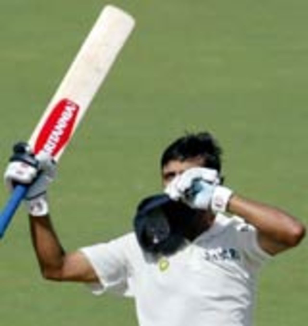 Dravid kisses the India crest on his cap, Australia v India, 2nd Test, Adelaide, 5th day, December 16, 2003