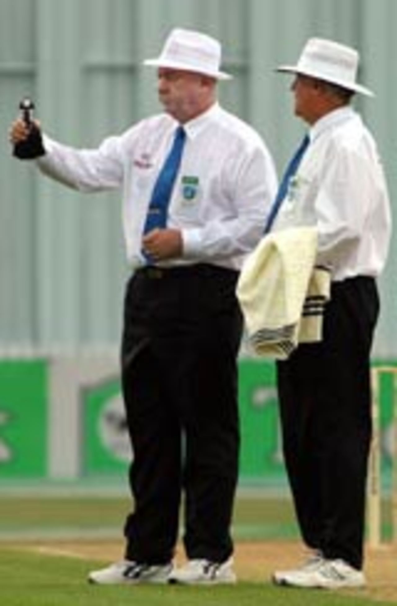 Umpires check if the light is good enough, New Zealand v Pakistan, 1st Test, Hamilton, 3rd day, December 21, 2003