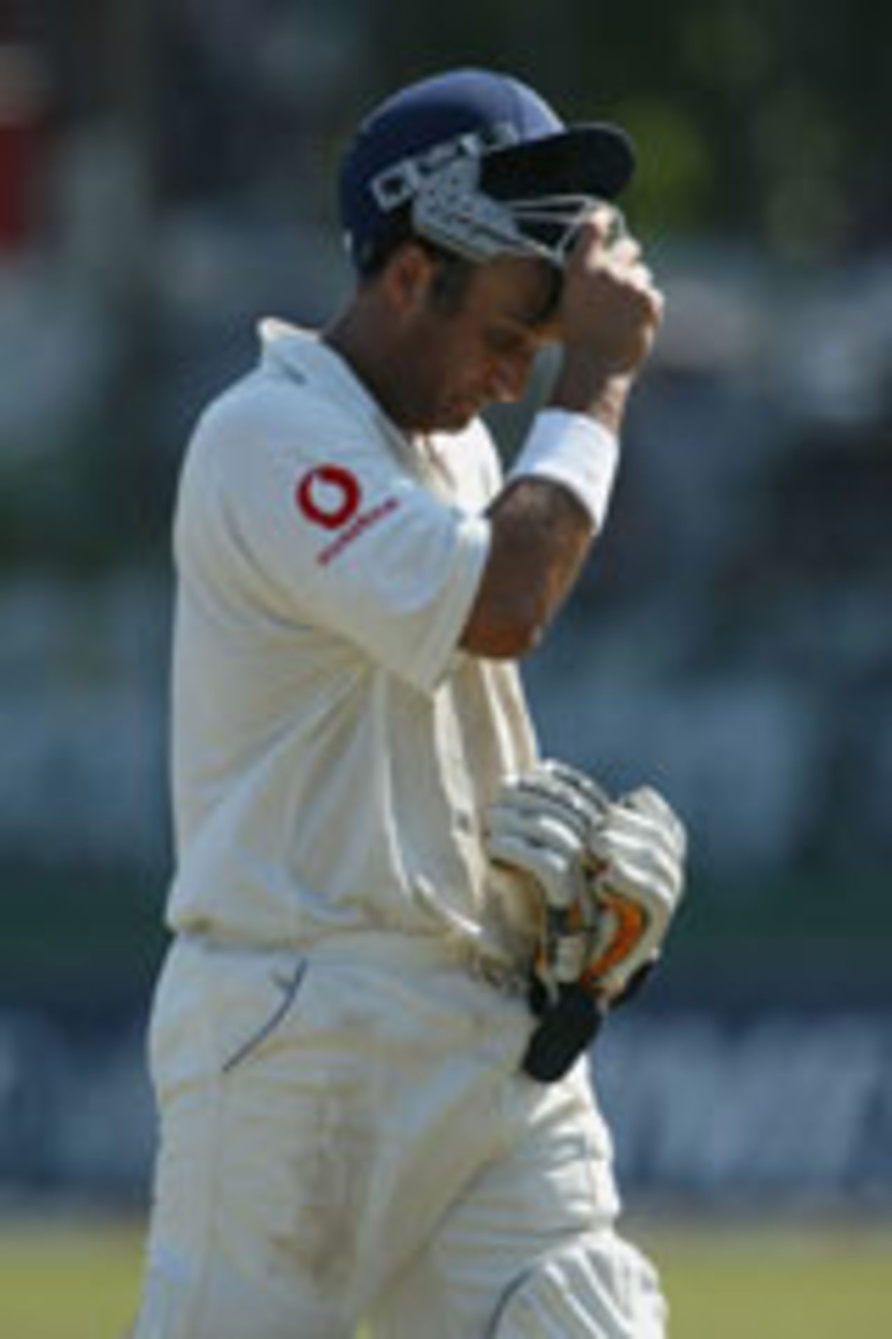 Mark Butcher takes off his helmet, Sri Lanka v England, 3rd Test,  Colombo, December 21, 2003