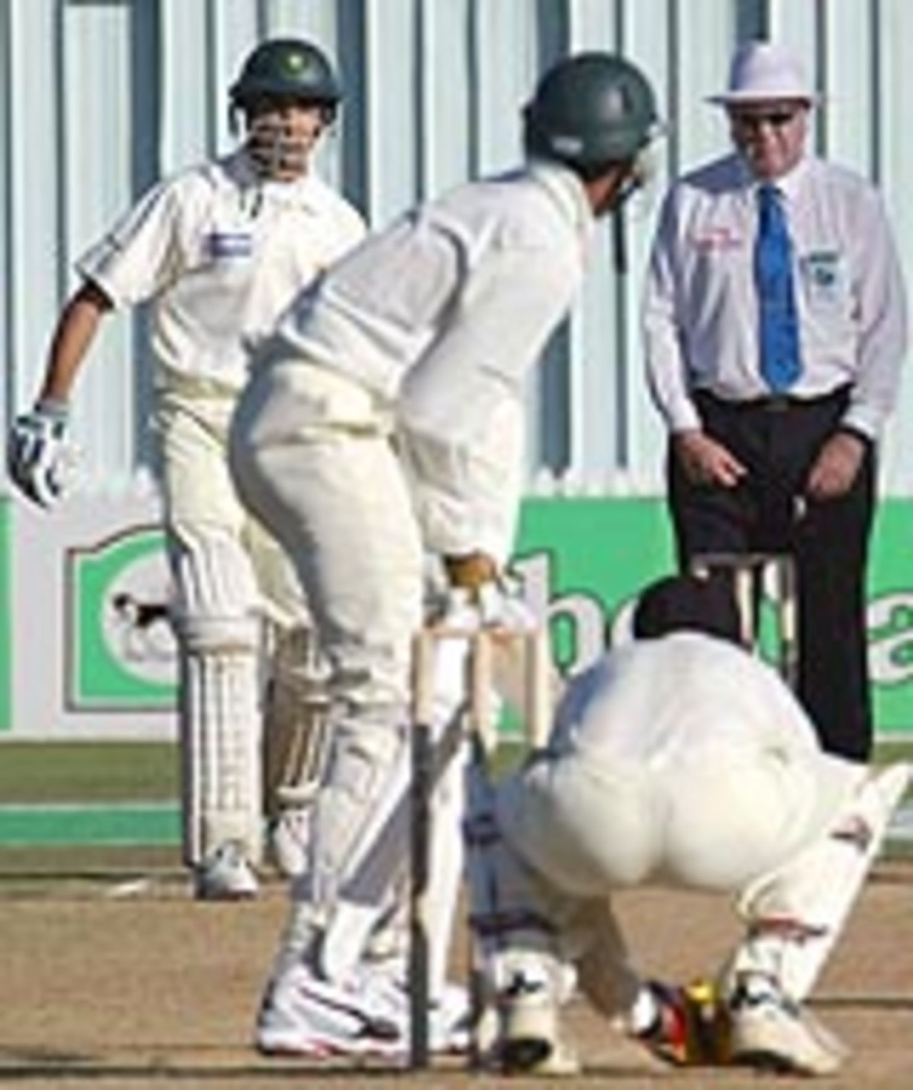 Shabbir Ahmed and Steve Davis, the umpire, watch as Umar Gul prepares to face a ball, New Zealand v Pakistan, 1st Test, Hamilton, 4th day, December 22, 2003