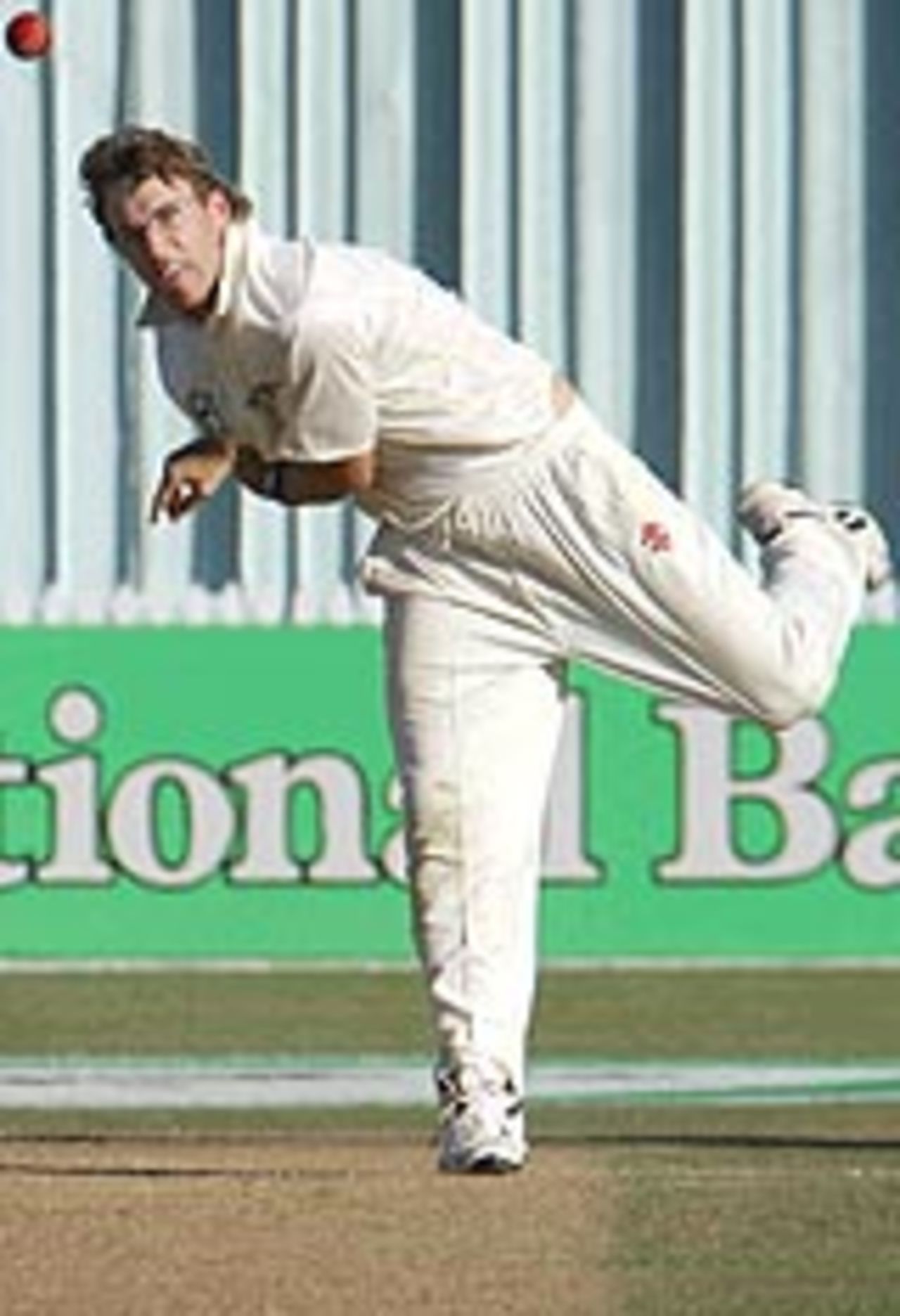 Daniel Vettori bowls, New Zealand v Pakistan, 1st Test, Hamilton, 4th day, December 22, 2003