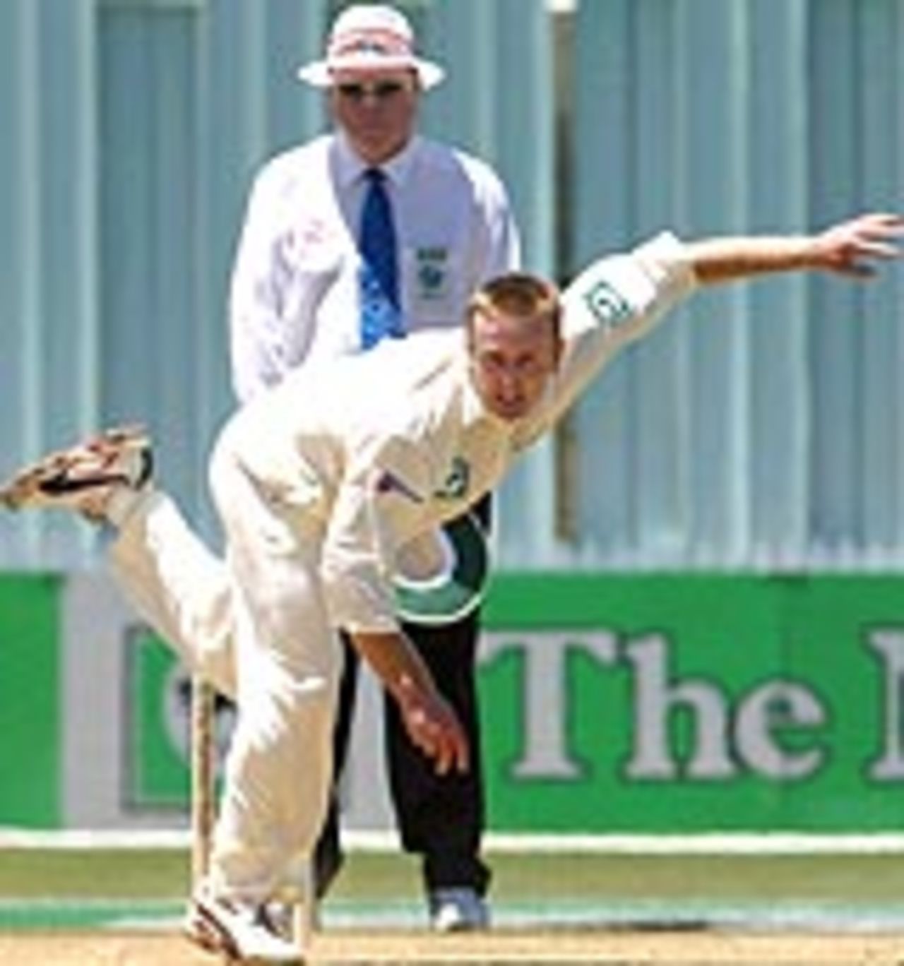 Scott Styris bowls, New Zealand v Pakistan, 1st Test, Hamilton, 4th day, December 22, 2003