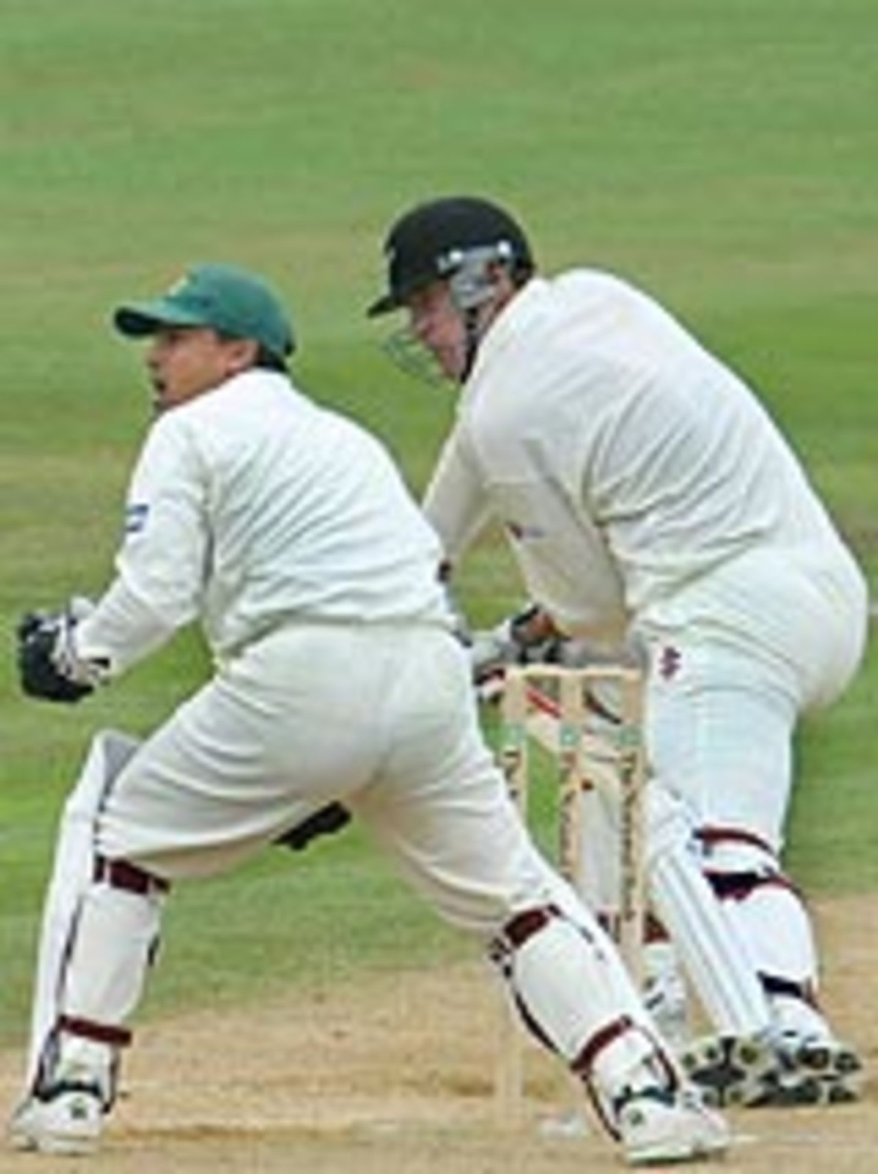 Moin Khan and Jacob Oram follow the ball, New Zealand v Pakistan, 1st Test, Hamilton, 5th day, December 23, 2003