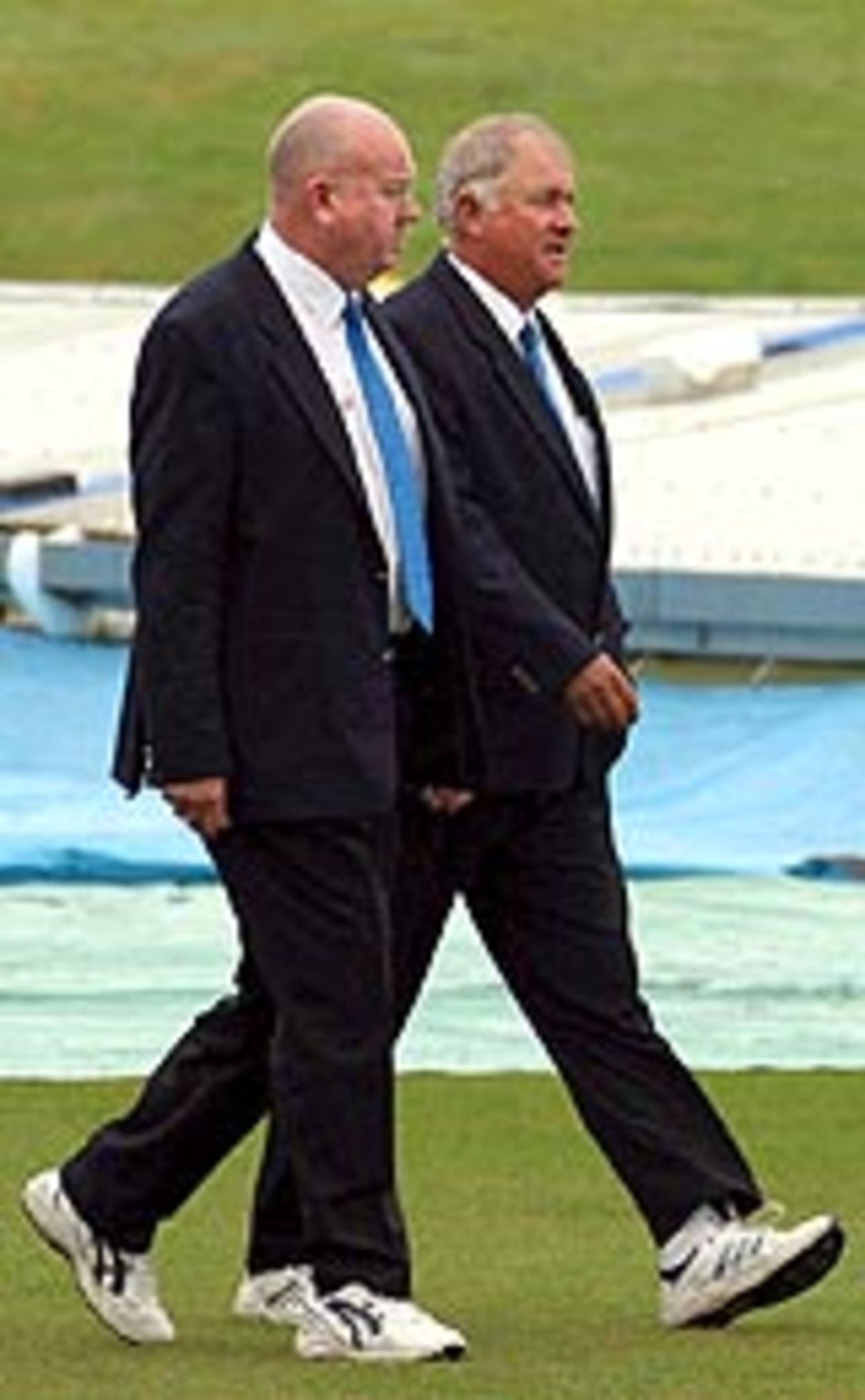 Dave Orchard and Steve Davis during a pitch inspection, New Zealand v Pakistan, 1st Test, Hamilton, 5th day, December 23, 2003